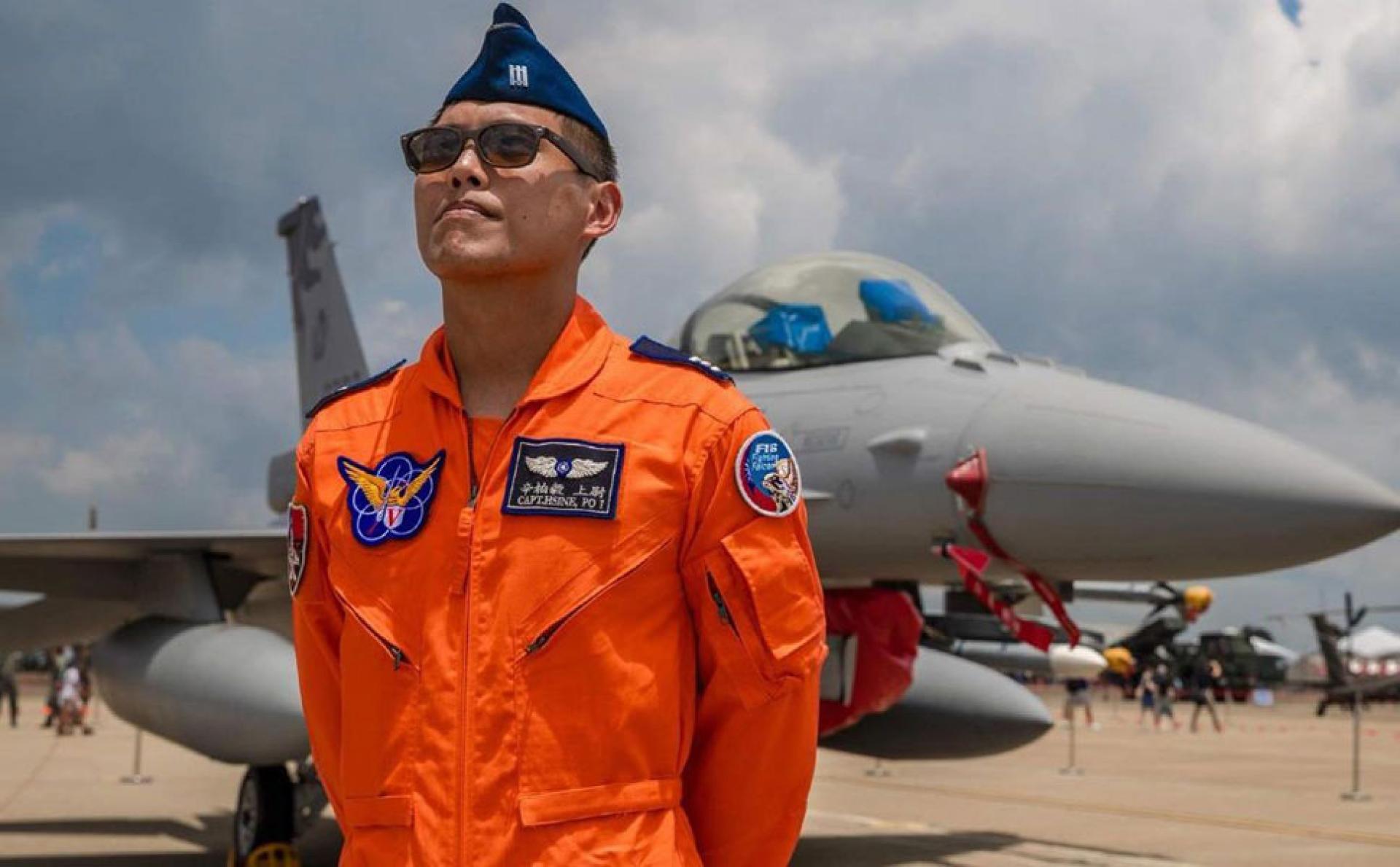 执飞该架失事战机的29岁上尉飞行员辛柏毅至今下落不明。