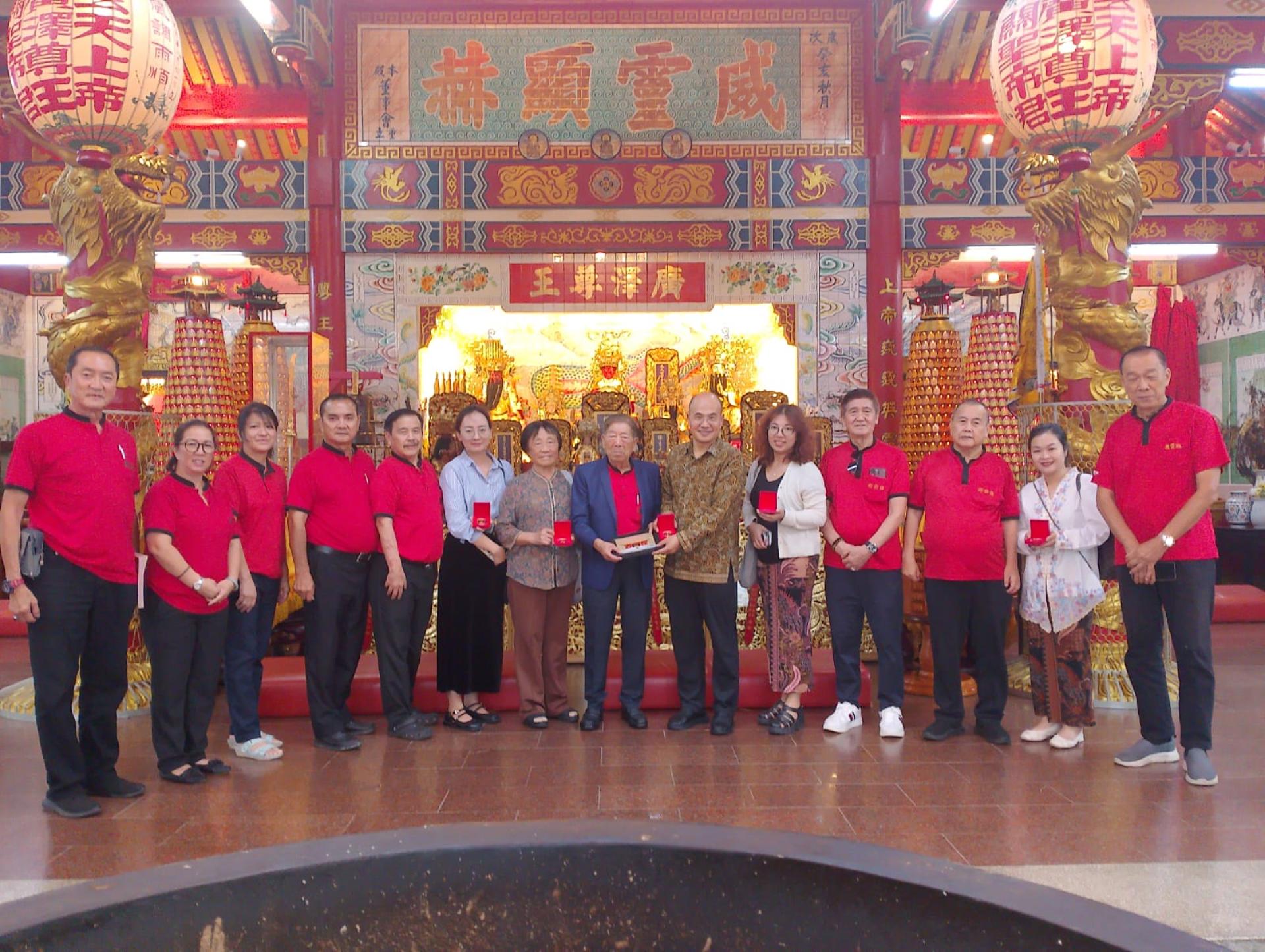 暨南大学国际关系学院／华侨华人研究院代表团长赠送纪念品予与汶莱腾云殿董事长李永贞