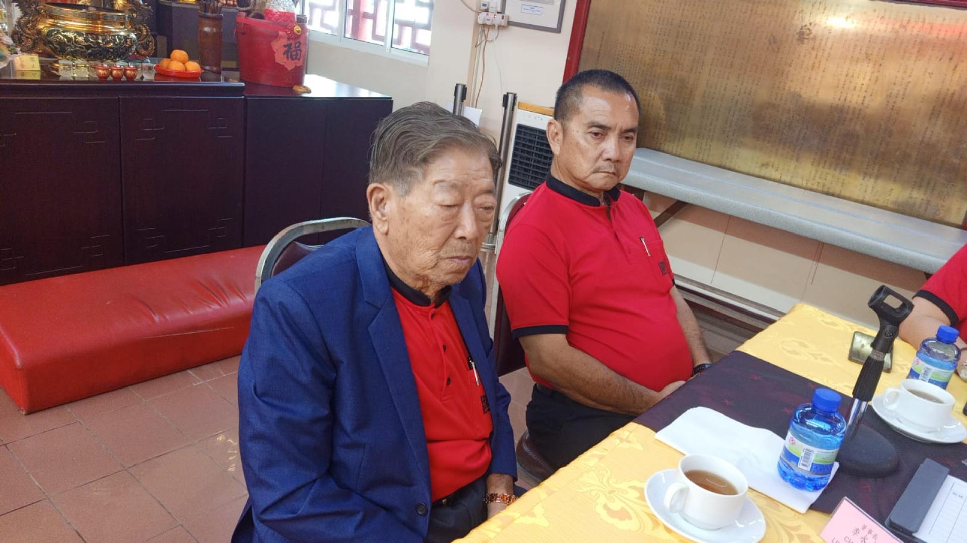 汶莱腾云殿董事长李永贞出席交流会，右为署理董事长永明