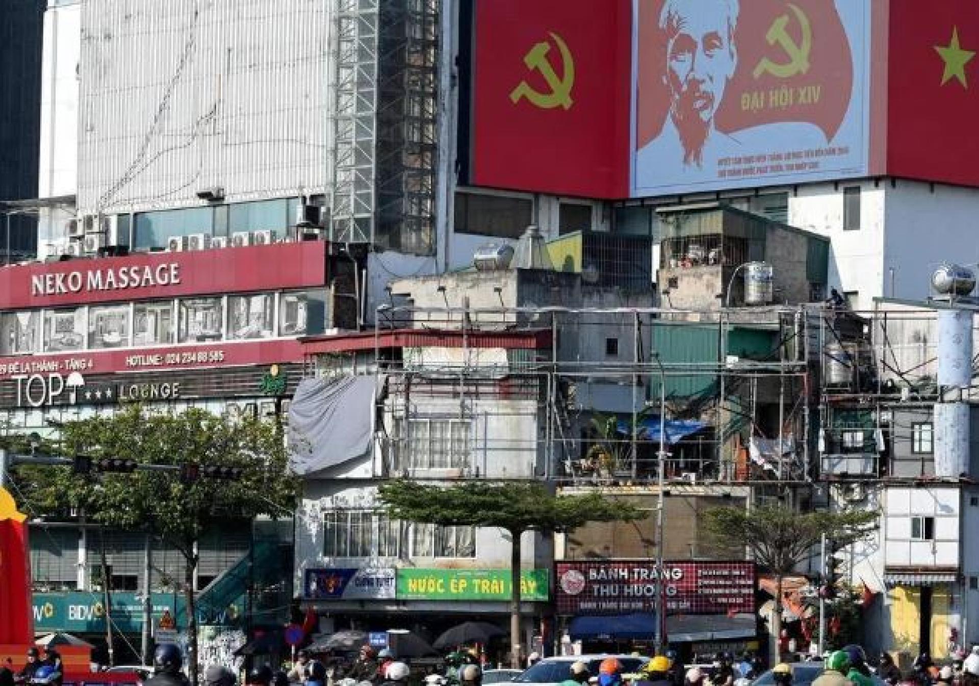 1月8日，越南首都河内街头竖立宣传越南共产党第十四次全国代表大会的广告牌。越共十四大将于1月19日正式开幕。