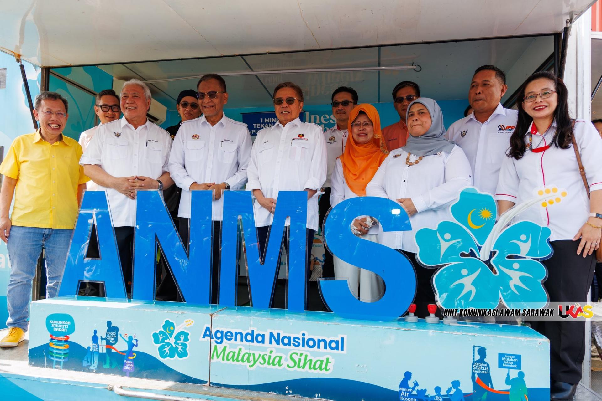 砂总理阿邦佐哈里（左4）连同我国卫生部长拿督斯里祖基菲里（左3）及在场其他嘉宾合影。