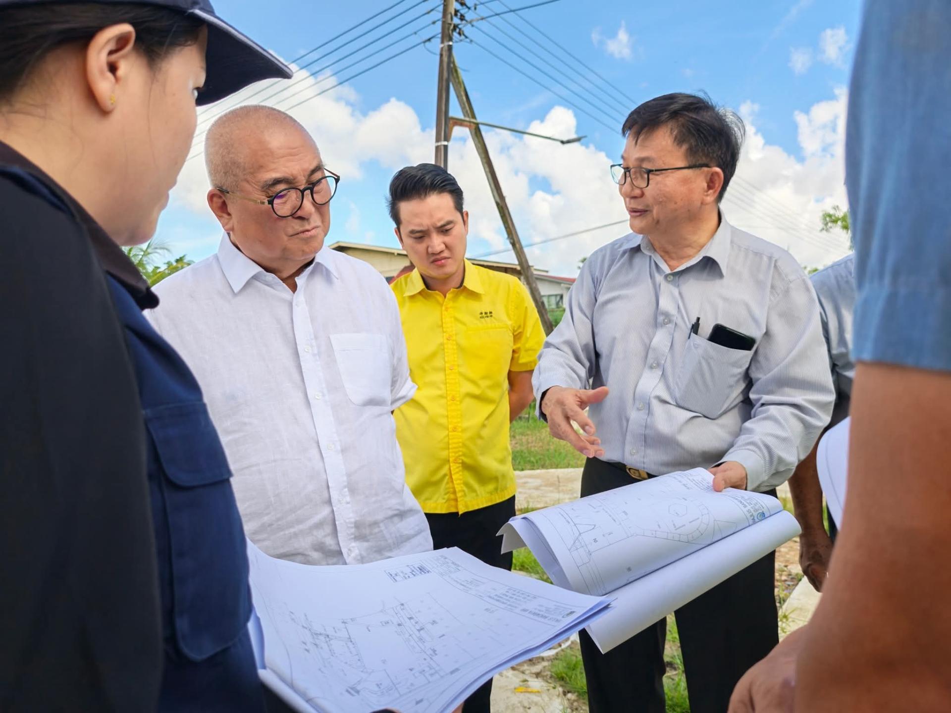 埔奕区议员俞小珊（左2）了解工程细节。