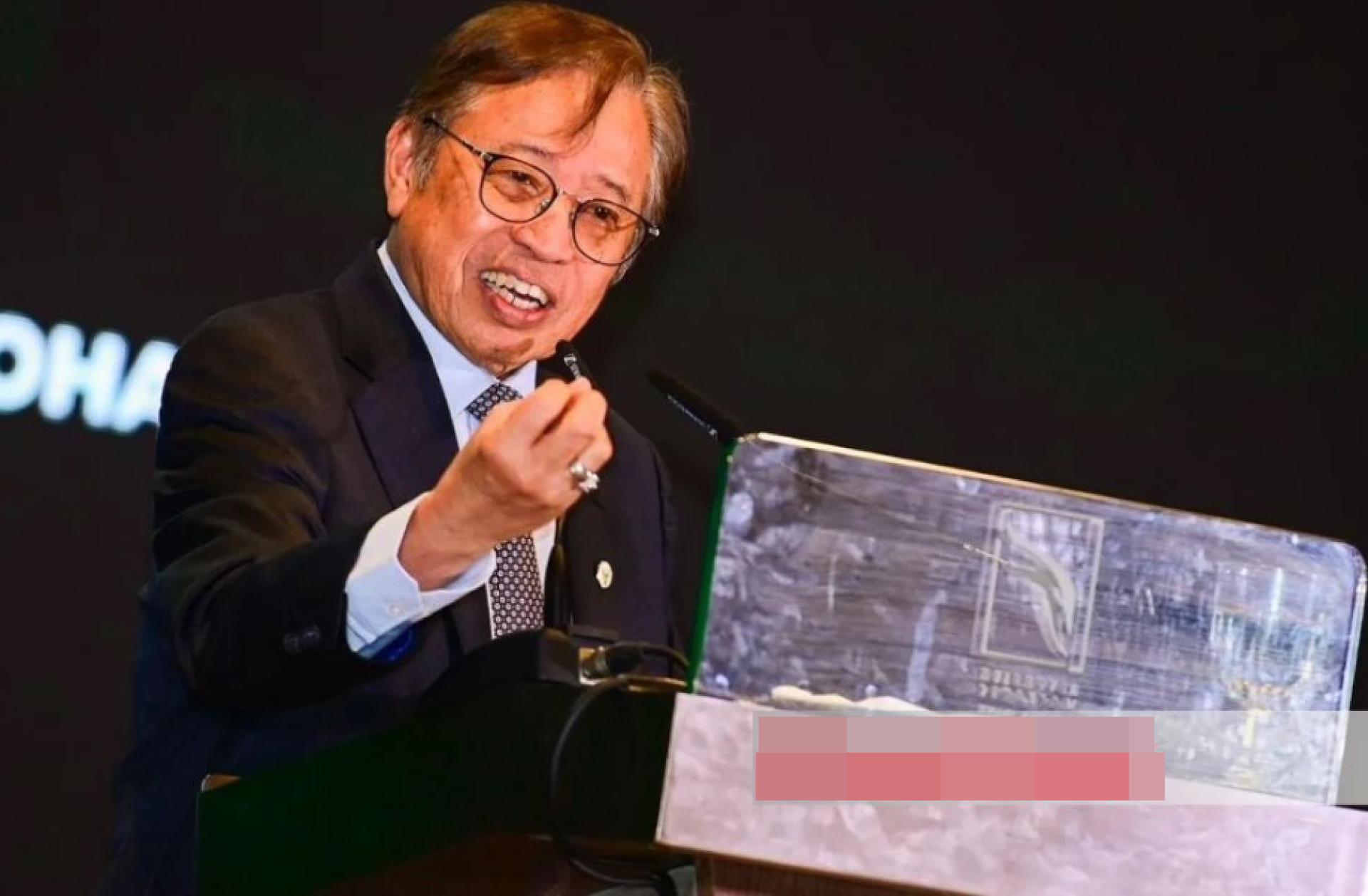 阿邦佐哈里发表讲话。