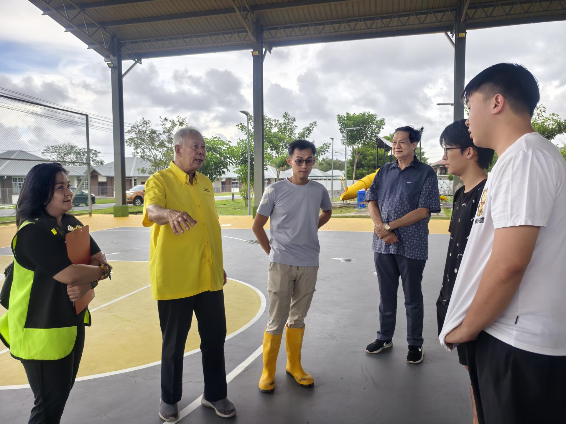 陈超耀（左2）与随行市政局及承包商代表讨论未来扩大体育设施的可能性。