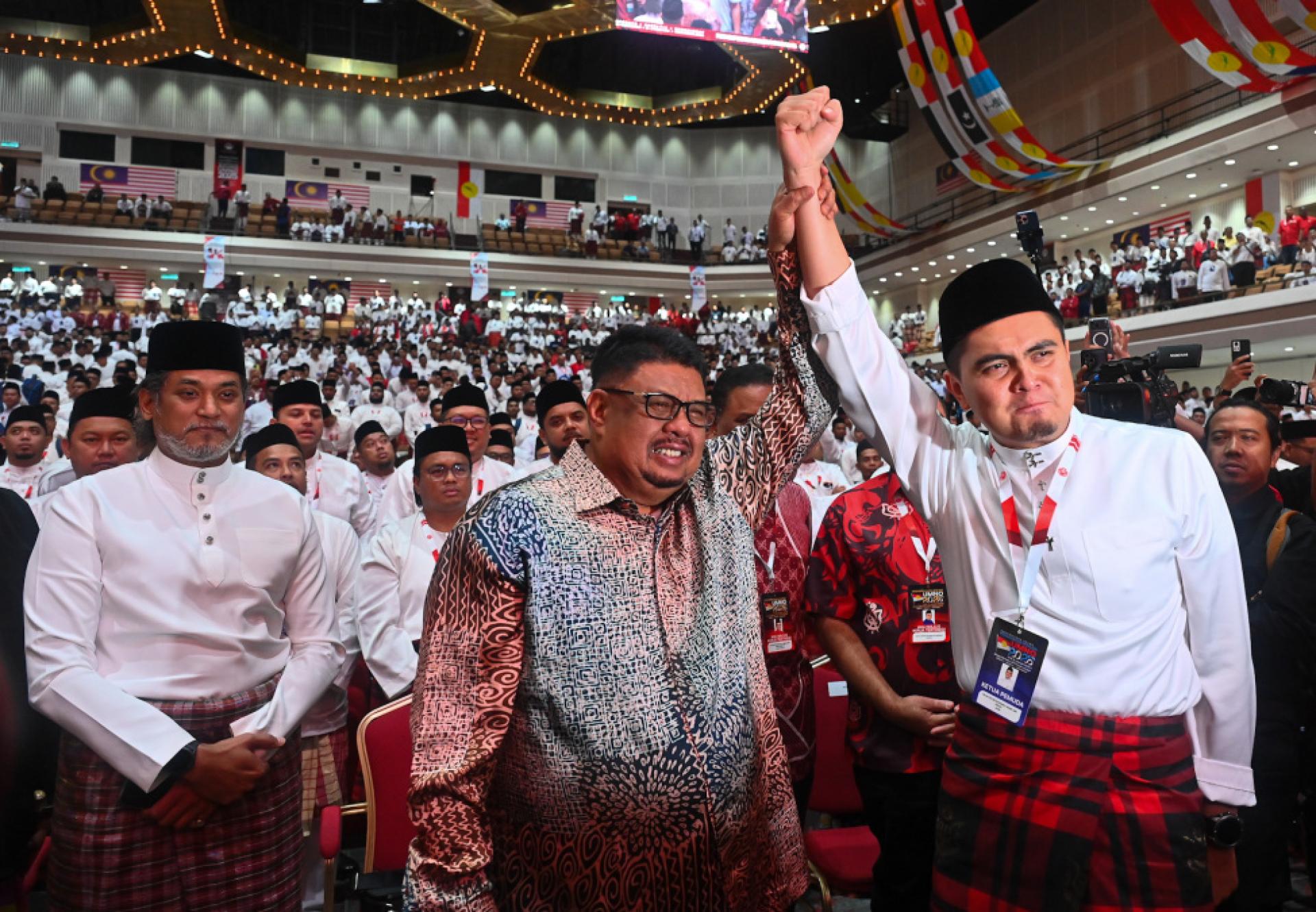 阿克马（右）哽咽道，本身不会因此抛弃被他视为大哥的阿都拉勿（左2），并希望阿都拉勿能允许他做出离职的决定。