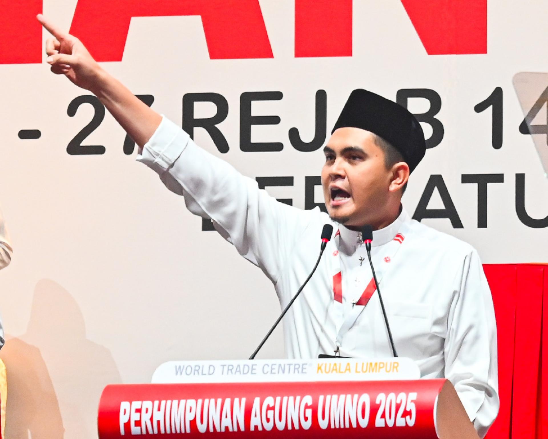 阿克马点名指控行动党就是巫统真正的敌人，并警告行动党不要成为双面人。