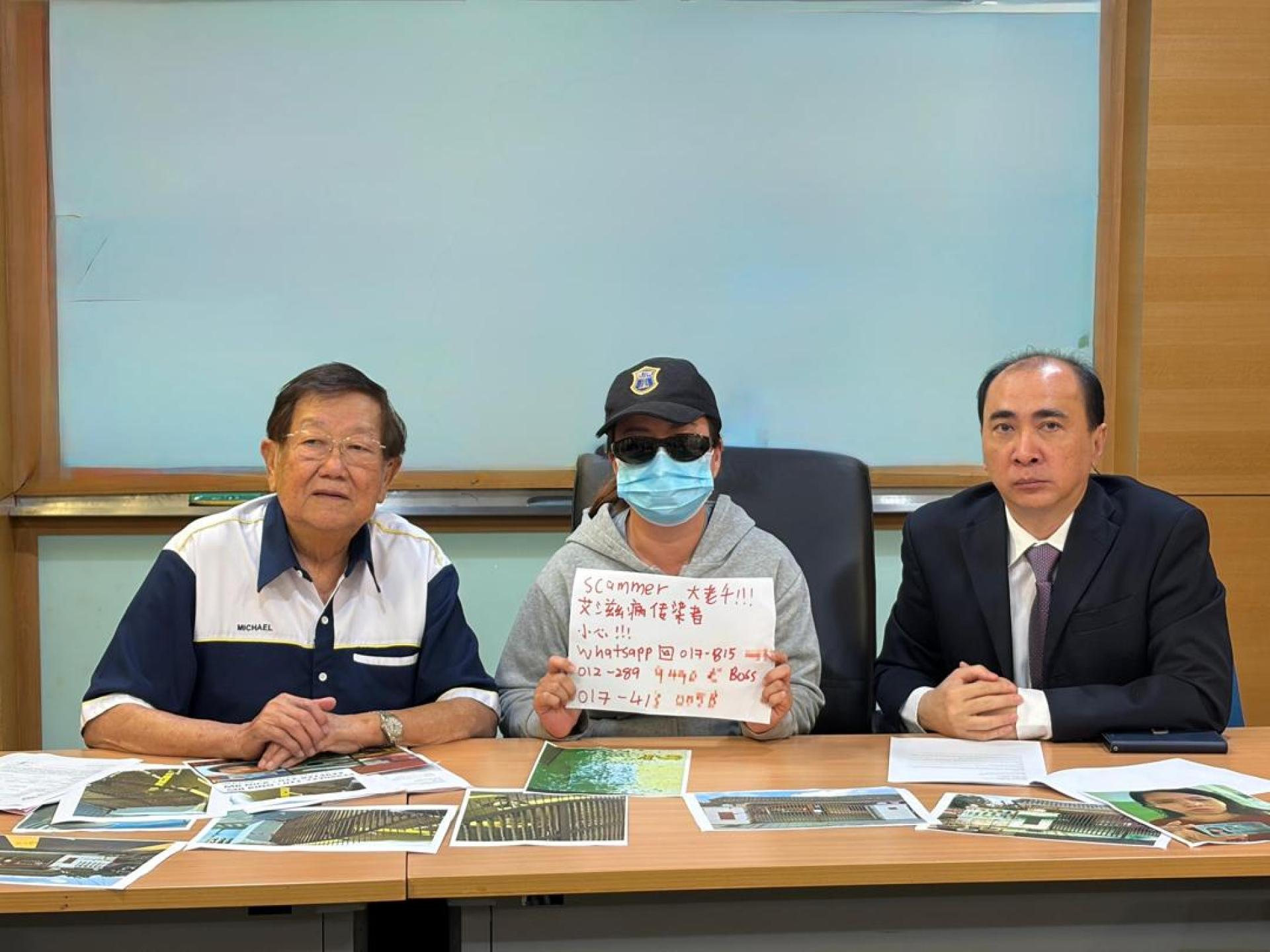 女事主（中）出示遭到阿窿发送不雅字眼的纸张，左起张天赐和余家福。