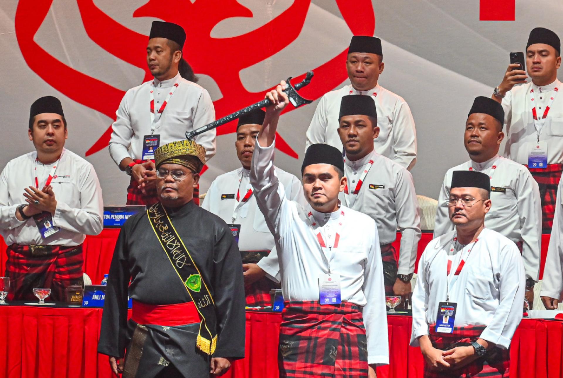 阿克马(（中）在大会上，仅举起马来短剑，但未亮出短剑。