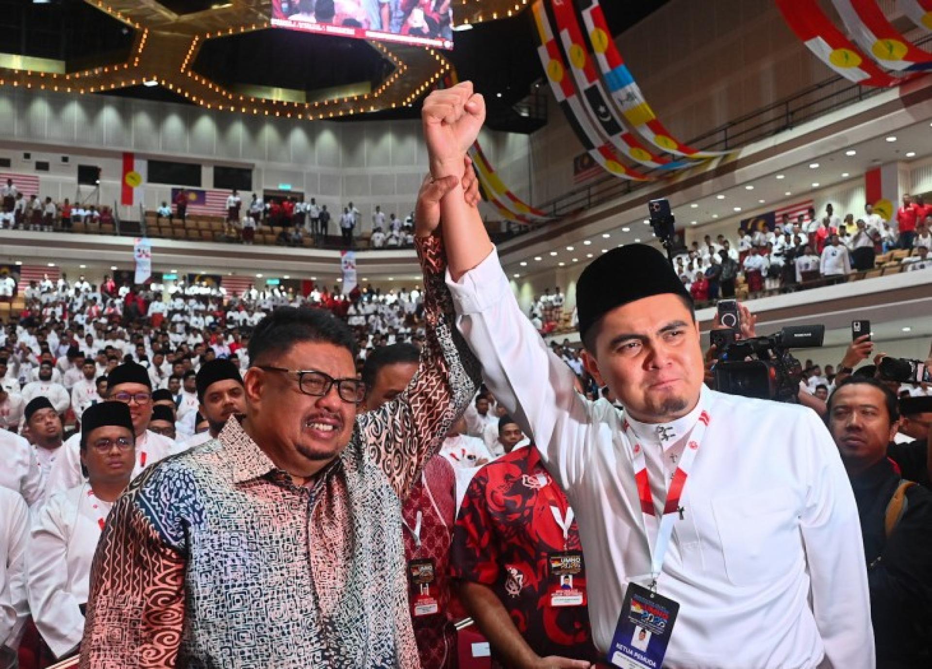 阿都拉勿（左）指出，阿克马（右）公开宣布辞去甲州行政议员一职，但他仍需要受到阿克马的辞职信后，再做商榷。