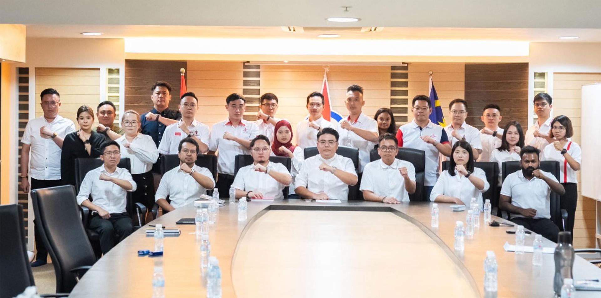 社青团全国执行理事会嘲讽阿克马宣布 “辞职辞一半” 的做法，其斗火箭论更是赤裸裸论证了阿克马为国盟代理，目的就是为了破坏团结政府。