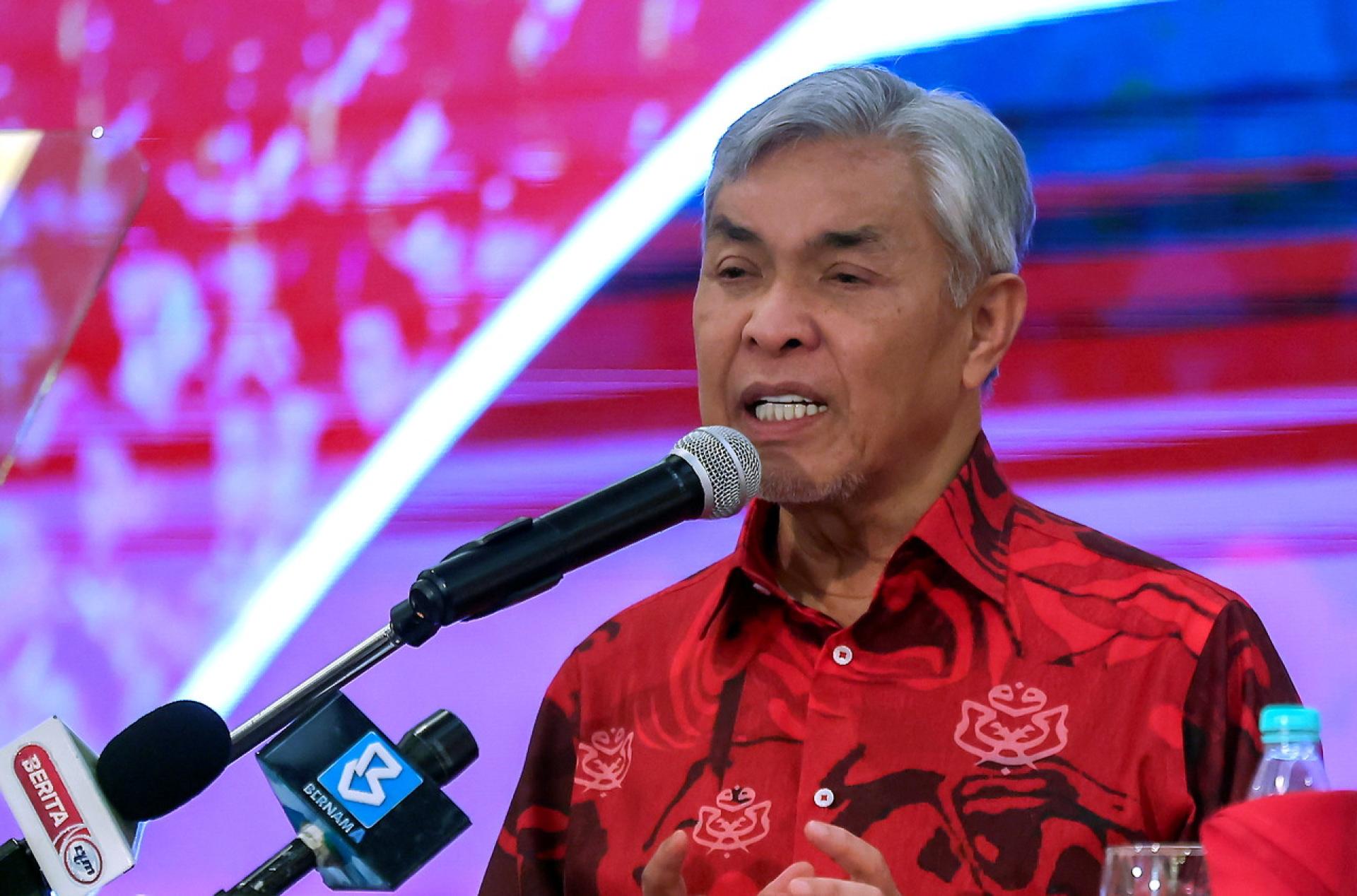 阿末扎希表明尊重阿克马辞官决定，并相信后者知道自己在做什么。