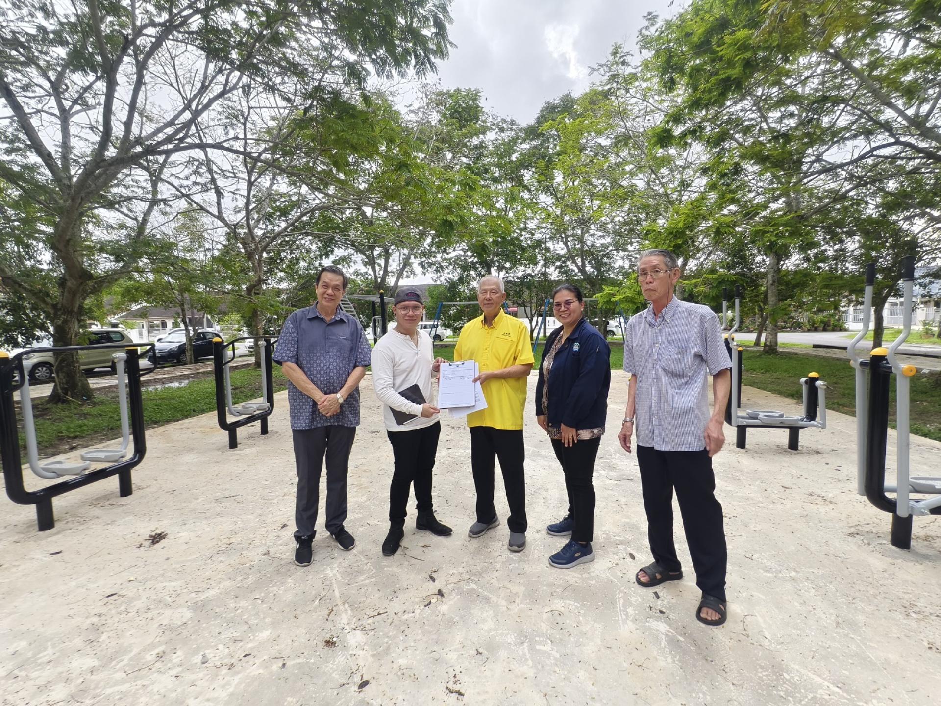 海洋2路B巷休闲公园升级竣工，砂旅游部副部长兼卑尔骚区州议员拿督陈超耀（中）巡视后，与市政局、承包商代表及居民合影。