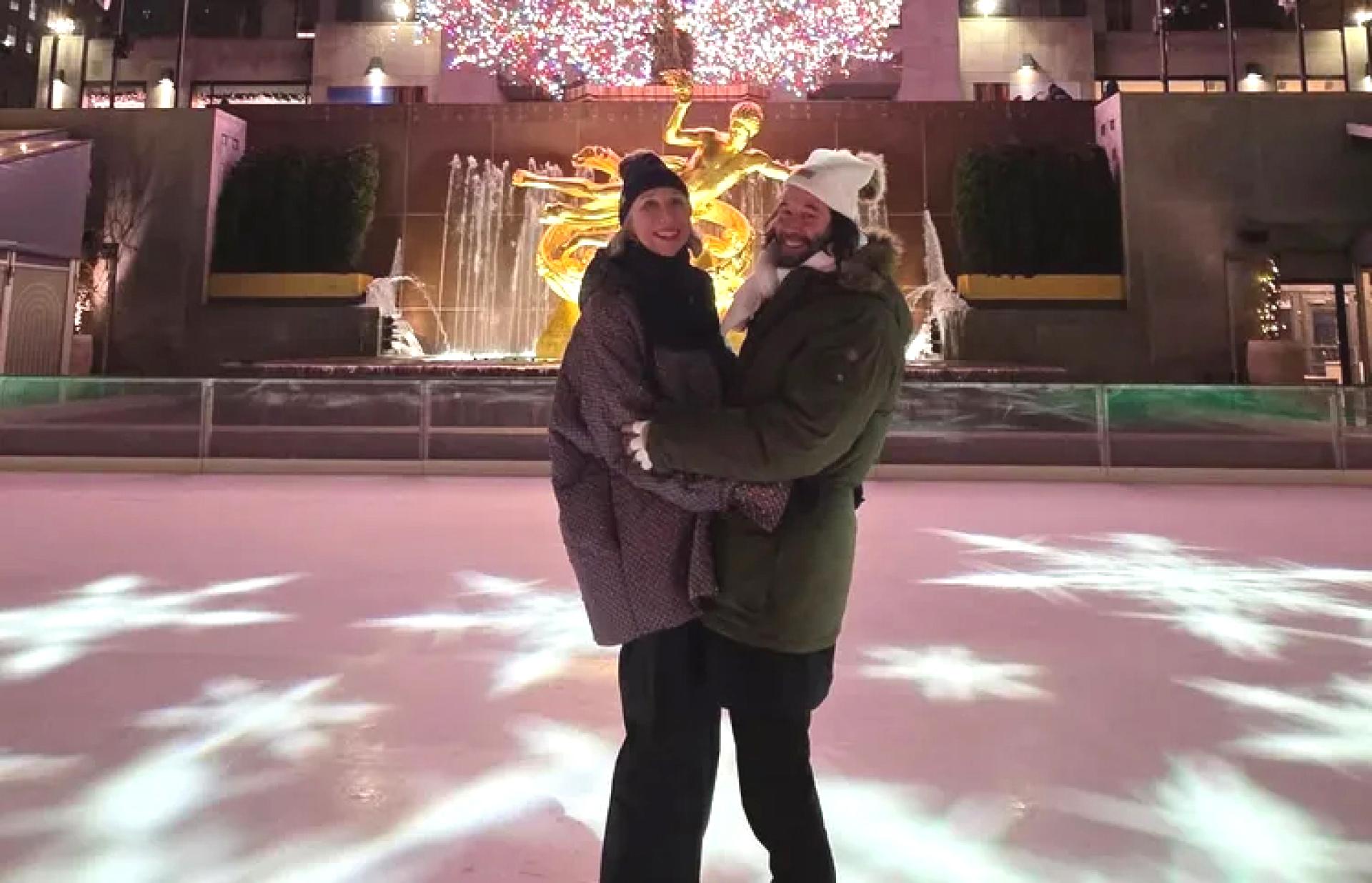 奇洛李维斯邀请女友约会。