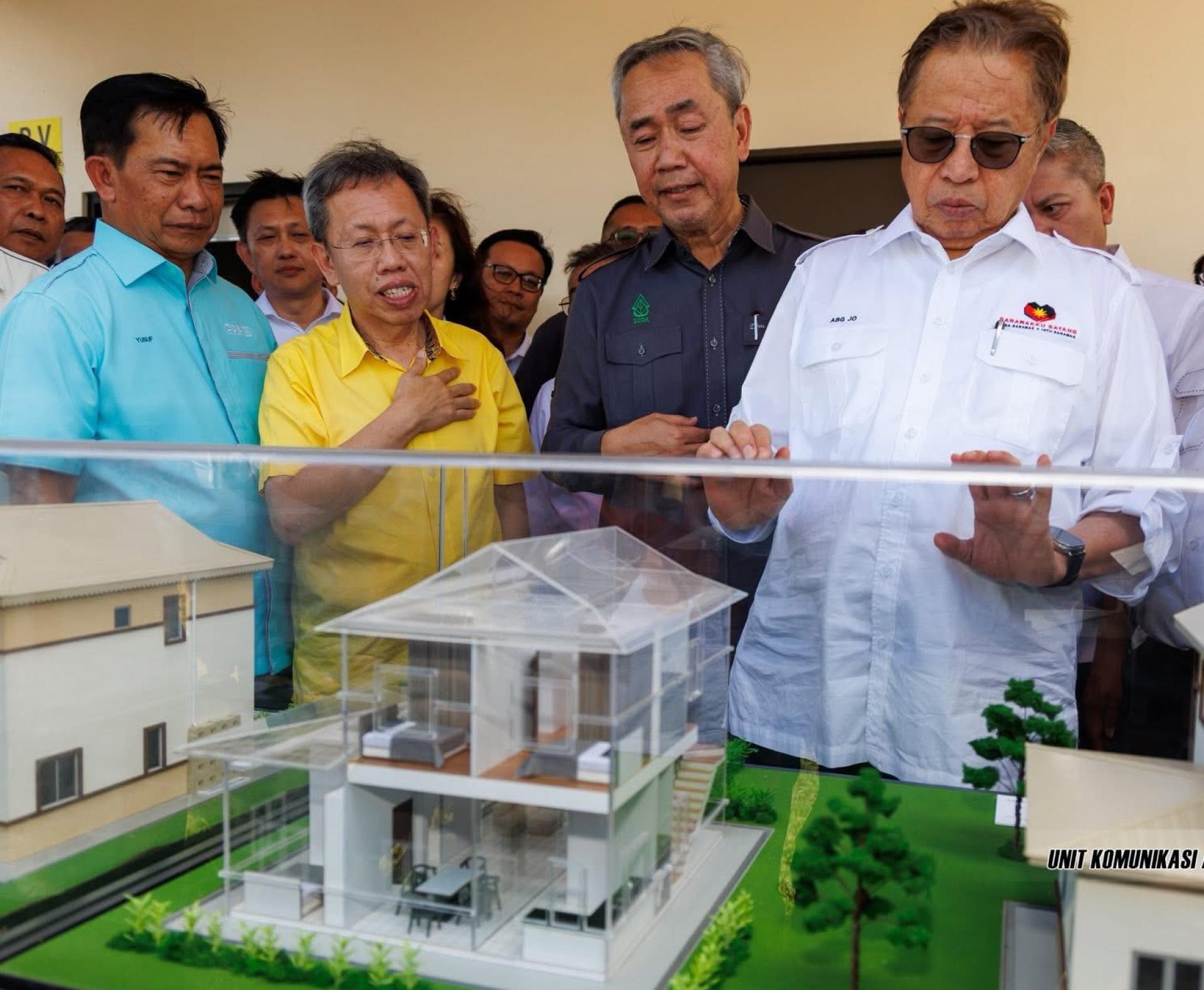 砂总理阿邦佐哈里（右）参观模型房子图形。