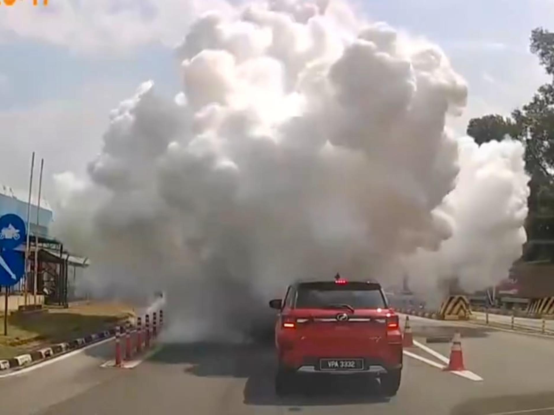 氨气钢瓶泄漏后，瞬间冒出大量白雾和扩散。