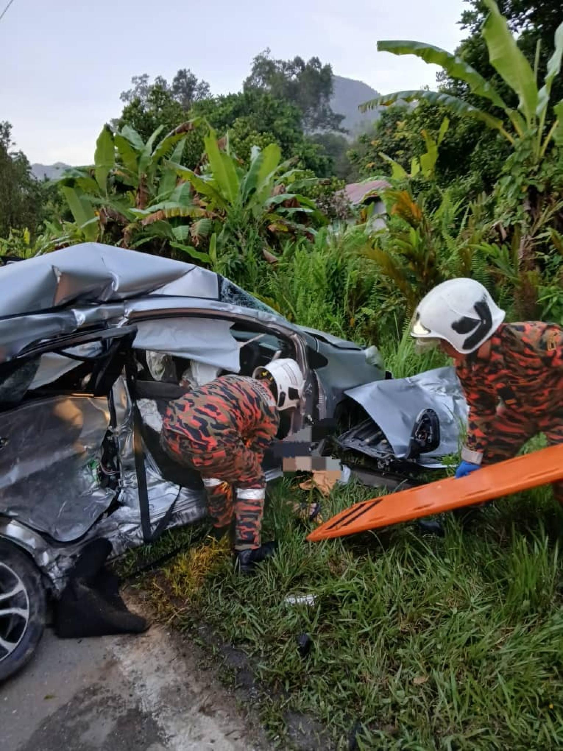 救援人员设法将受困车内者移出。