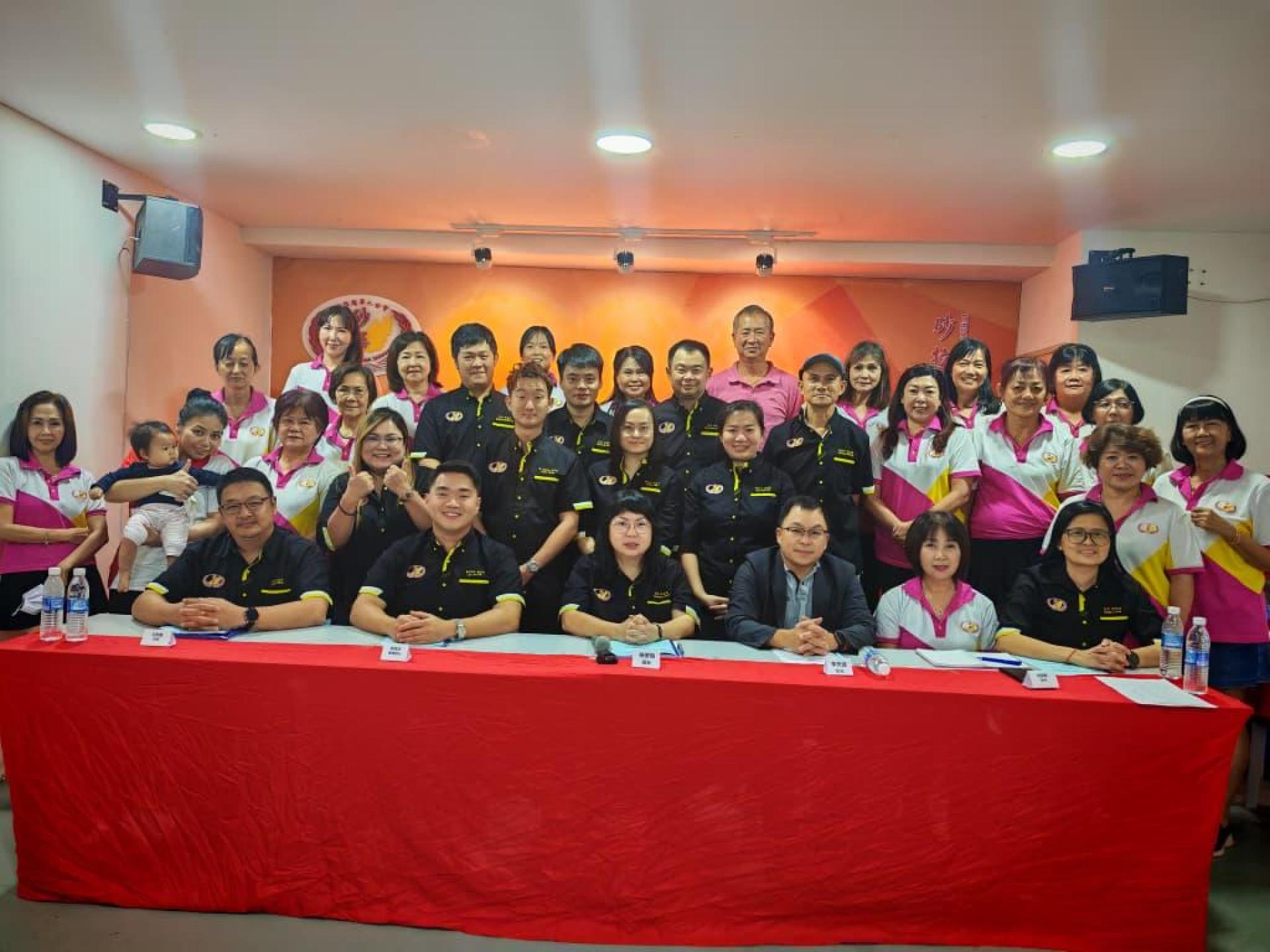 砂拉越华人公会第7届青年团及妇女组2026年度组员大会出席者合影。前排右2起为妇女组主任许素凤、会长李天送及青年团团长杨筌贻。