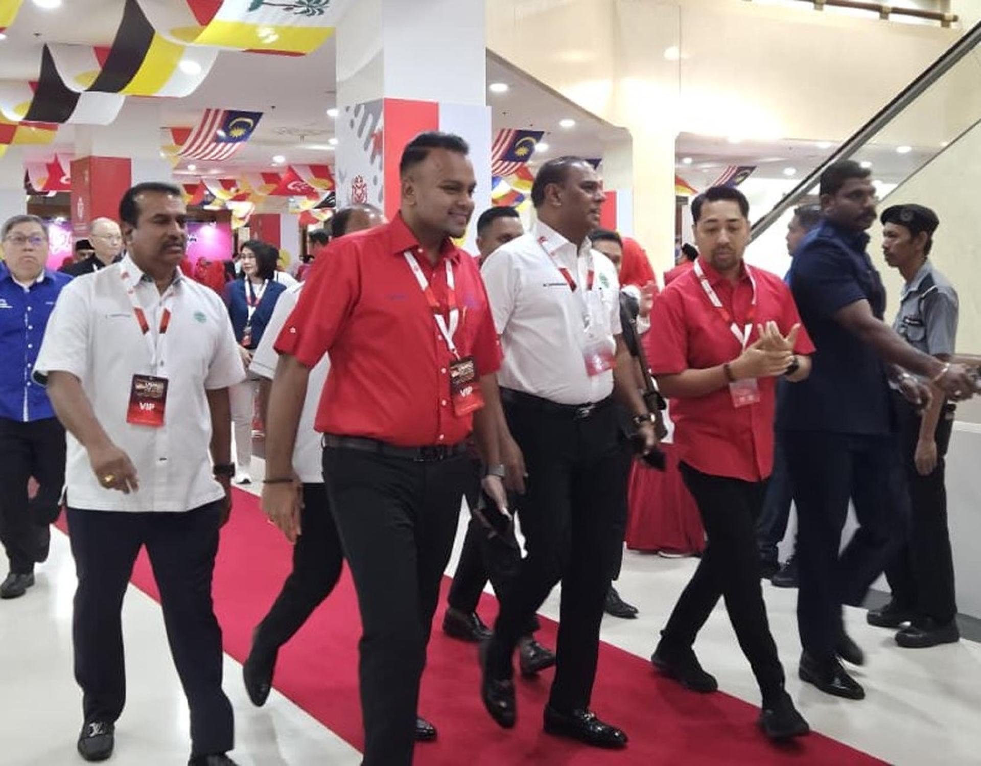 沙拉瓦南（右2）代表国大党出席巫统代表大会开幕礼。