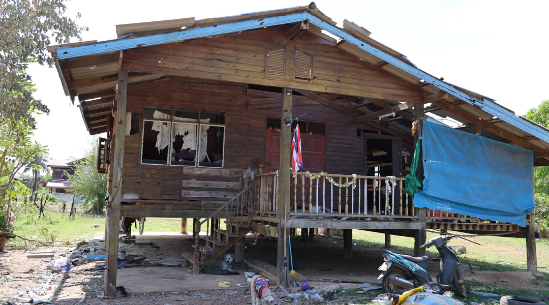 12月28日在泰国沙缴府临近柬埔寨的边境地区拍摄的在冲突中受损的房屋。（图：新华社）