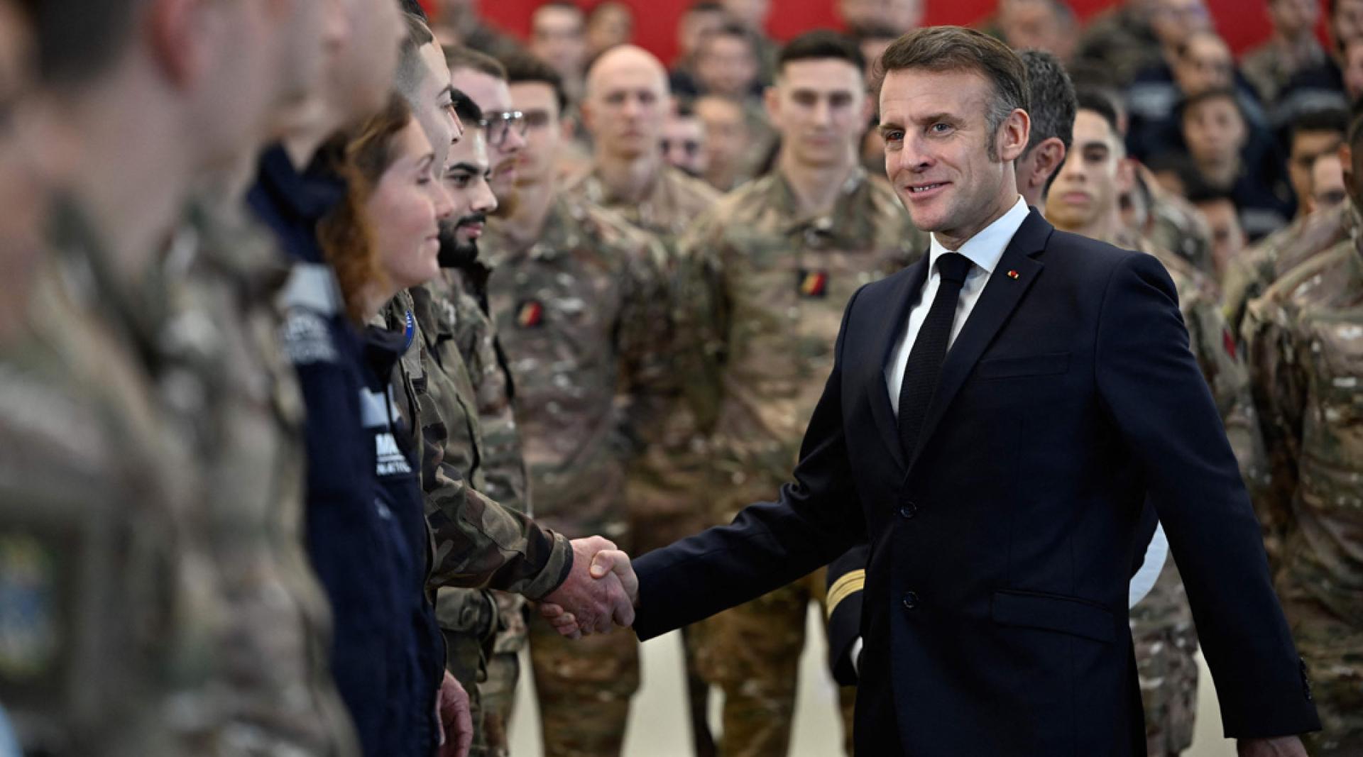 马克宏15到法国南部伊斯特尔空军基地。