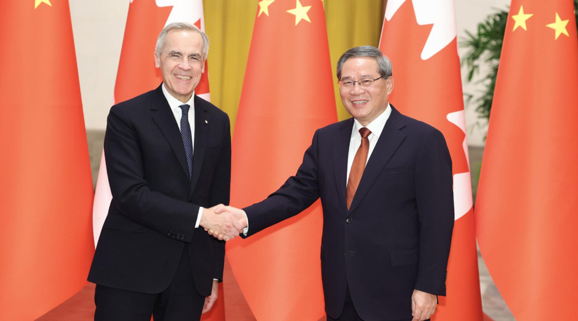 李强（右）15日在北京同来华进行访问的加拿大总理卡尼（左）举行会谈。