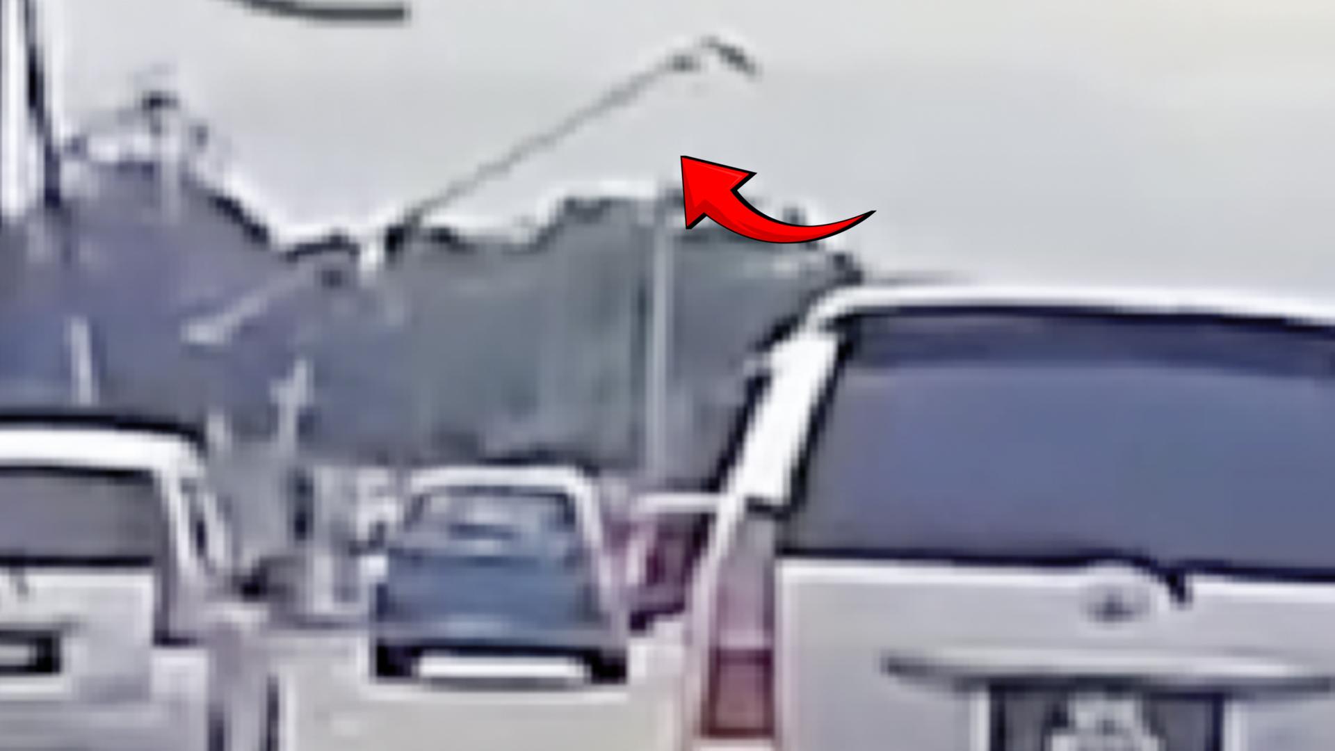 一支在施工处的灯柱，突然倒向路边。