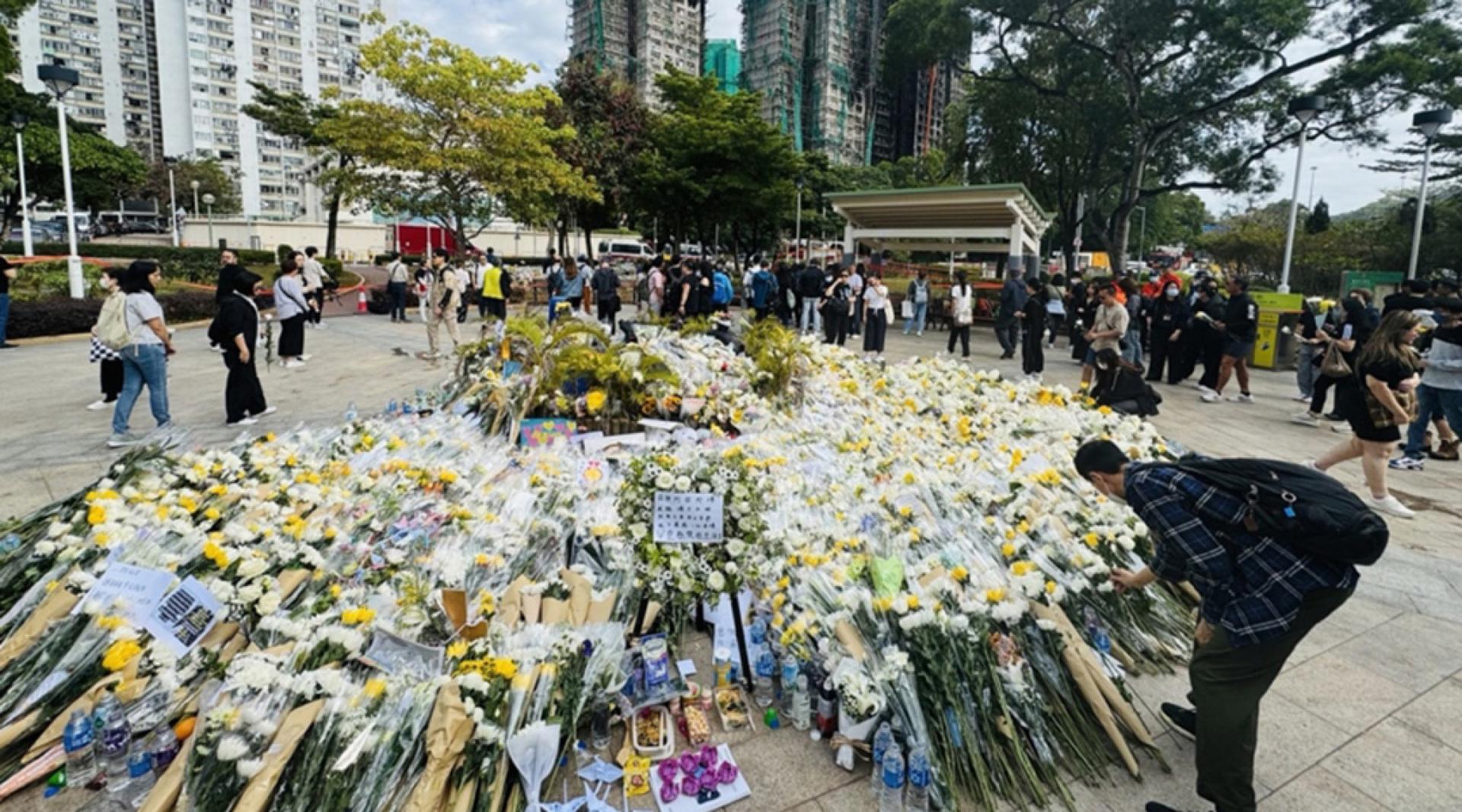 香港市民于上月2日到大埔宏福苑前的广场献花悼念火灾死难者。