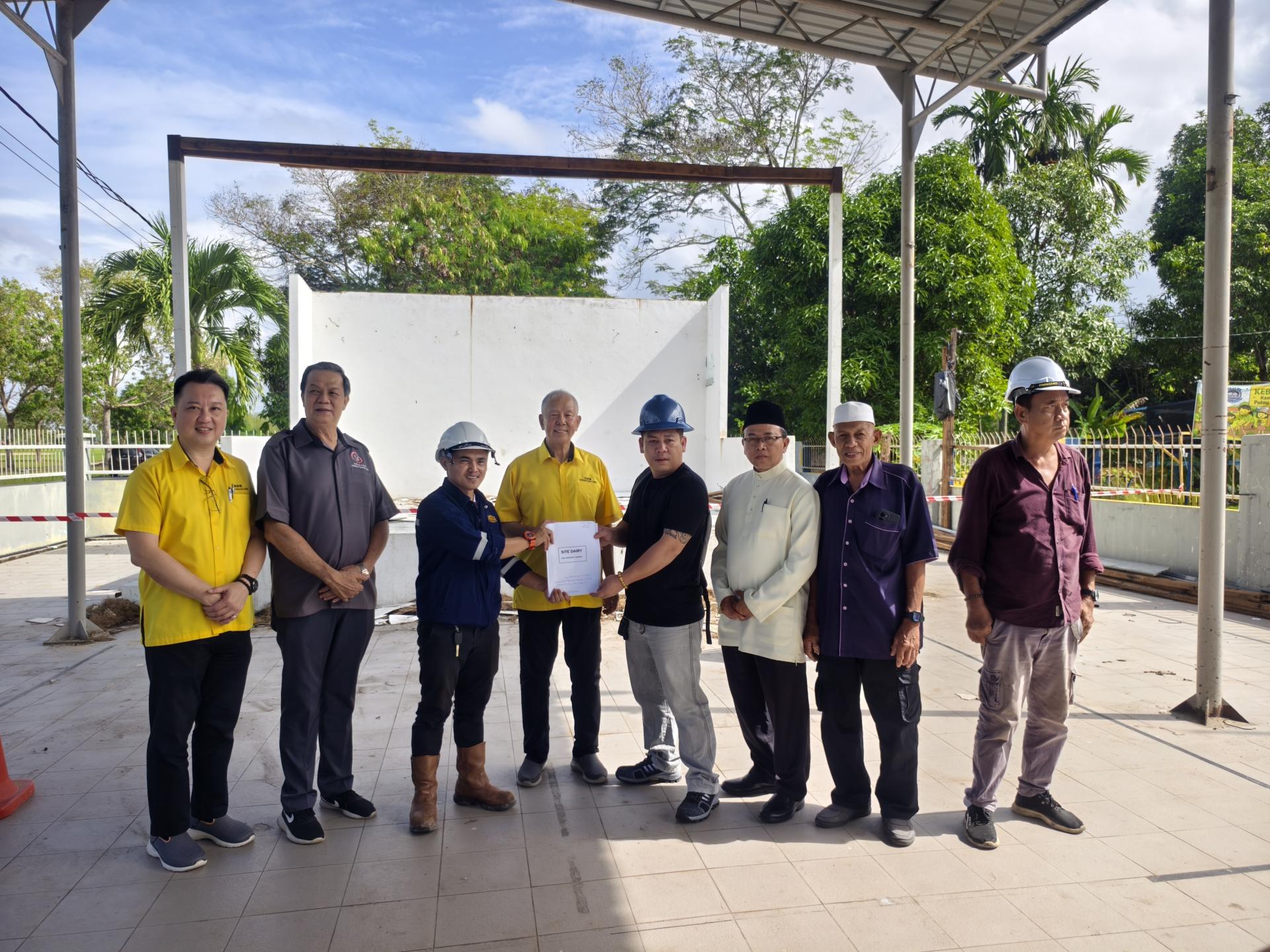 砂旅游部副部长兼卑尔骚区州议员拿督陈超耀（左4）巡视甘榜布劳马来尤民众礼堂现场，并见证移交升级工程项目文件给承包商，象征工程正式开跑。左起为美里市议员谢家樑，本曼查冯兆明及本曼查Ujut（右3）。