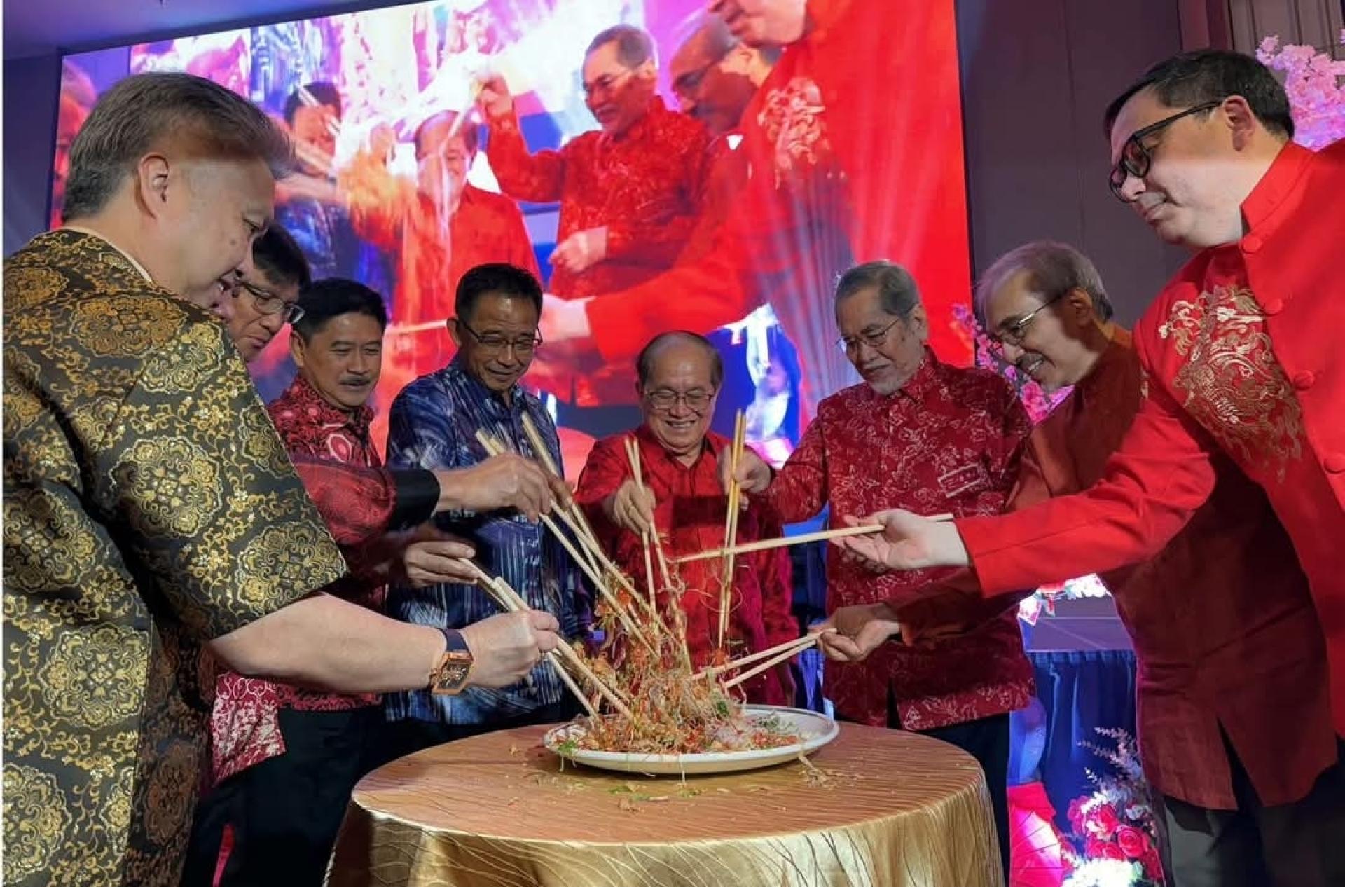 砂元首敦丕显斯里旺朱乃迪（右3）、符总理拿督阿玛道格拉斯（右4）与艾芬集团高层代表及在场嘉宾共同进行捞生仪式。