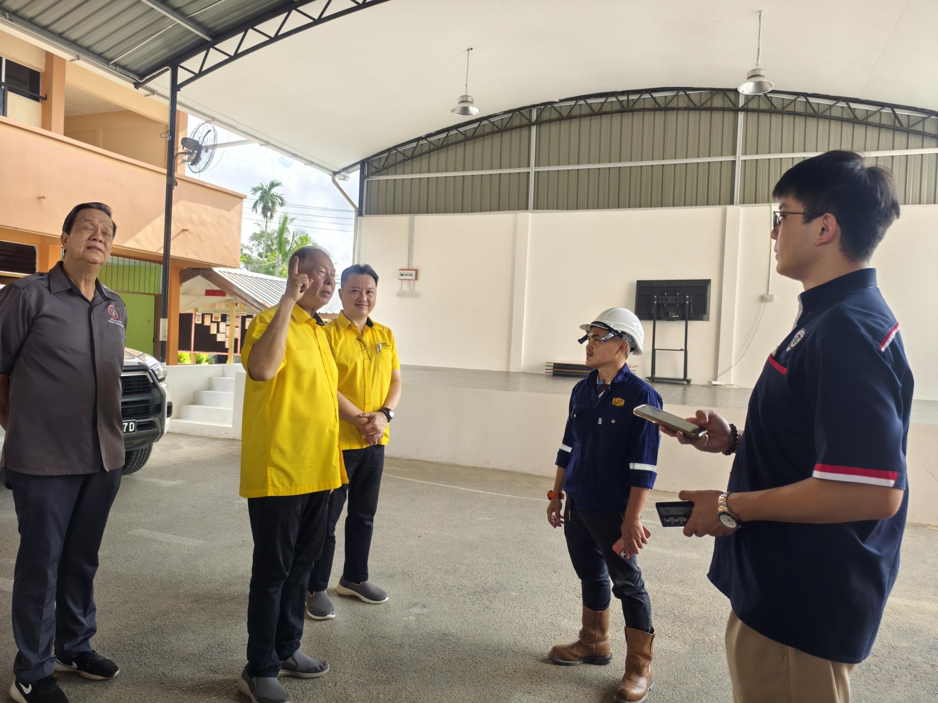 陈超耀（左2）了解在本曼查冯兆明（左1）及美里市议员谢家樑（左3）陪同下，了解雨盖多用途礼堂增建舞台工程。