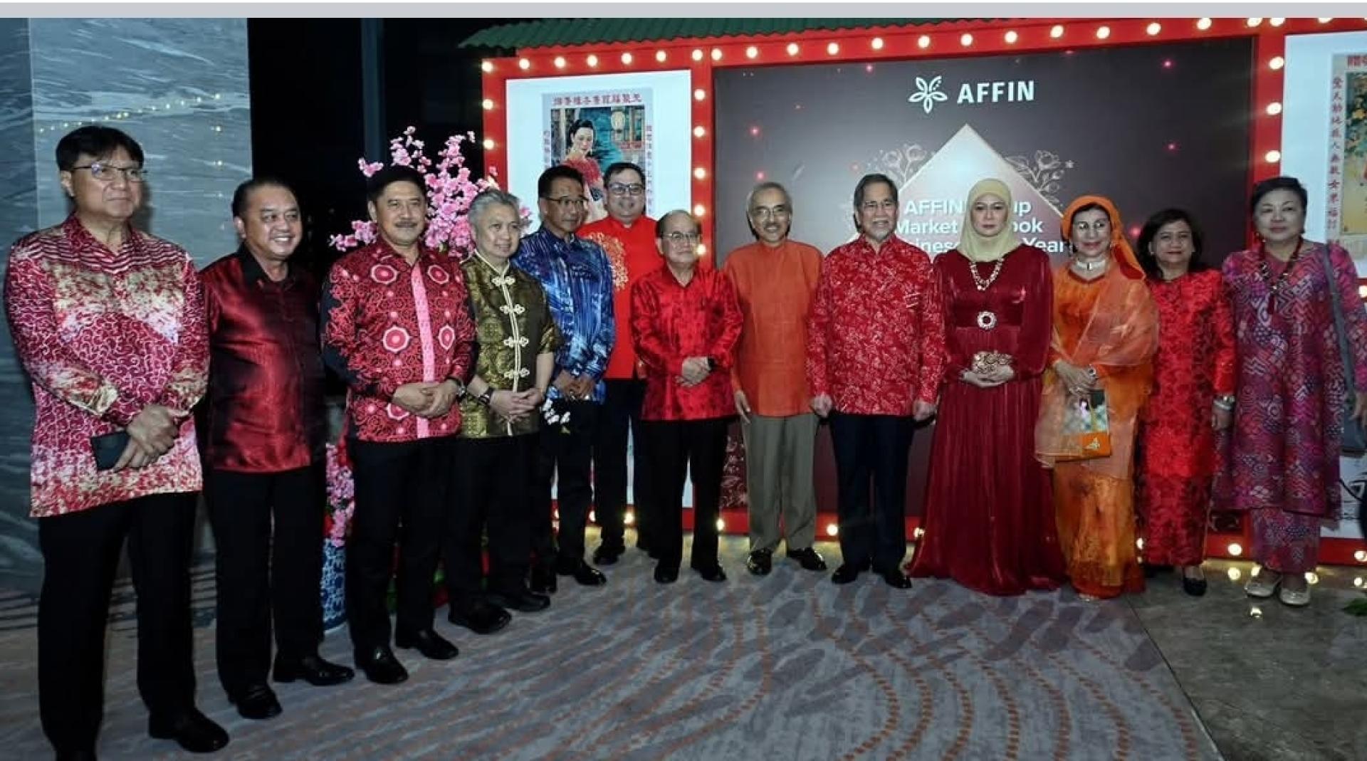 砂元首敦丕显斯里旺朱乃迪伉俪（右4和5）与在场众嘉宾合影。