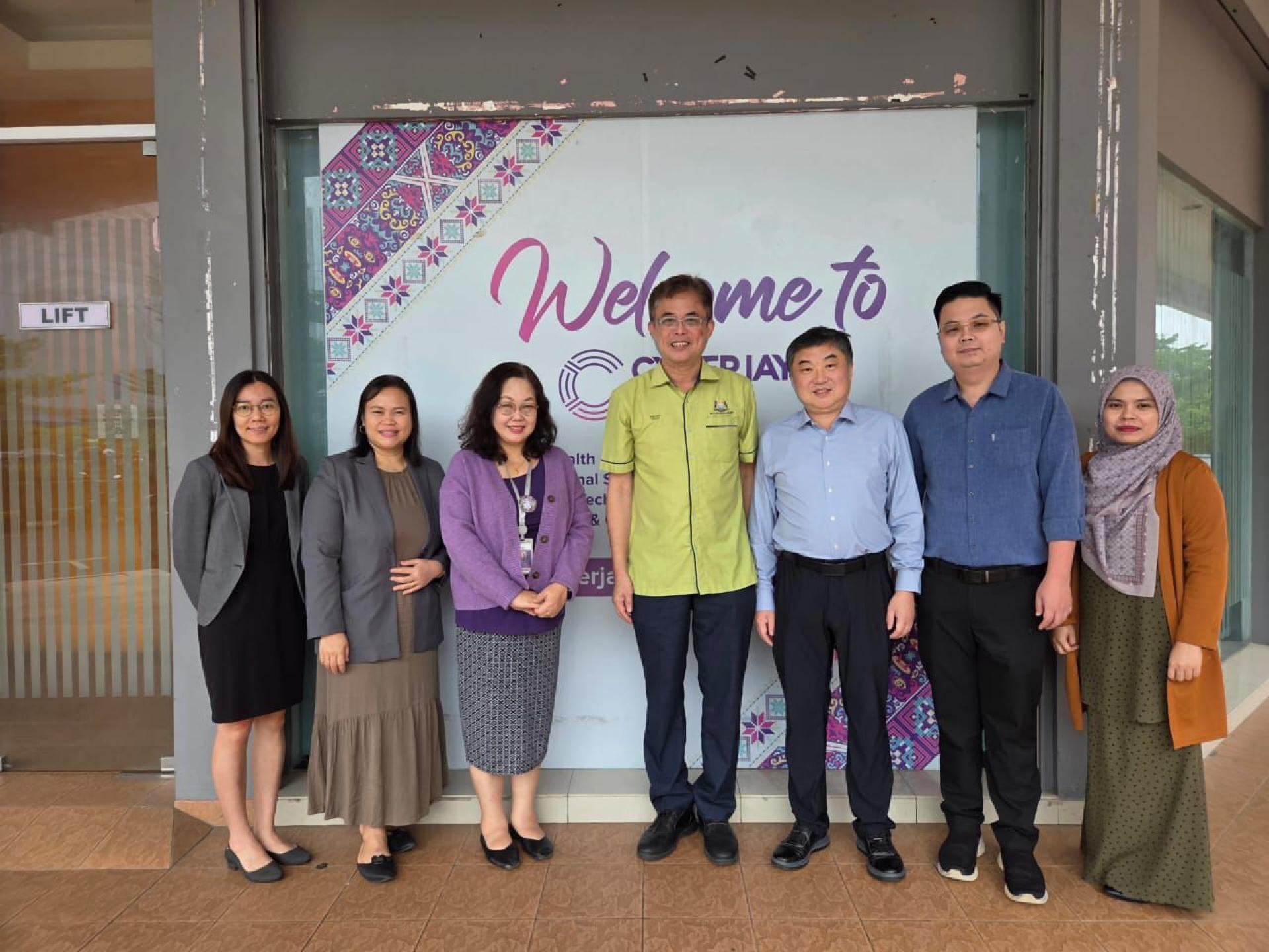 左3为Cyberjaya 学院古晋分校区首席执行官Doreen Tan、巴达旺市议会主席陈开、中国山东烟台中华文化促进会会长徐骏和蔡宗璟。