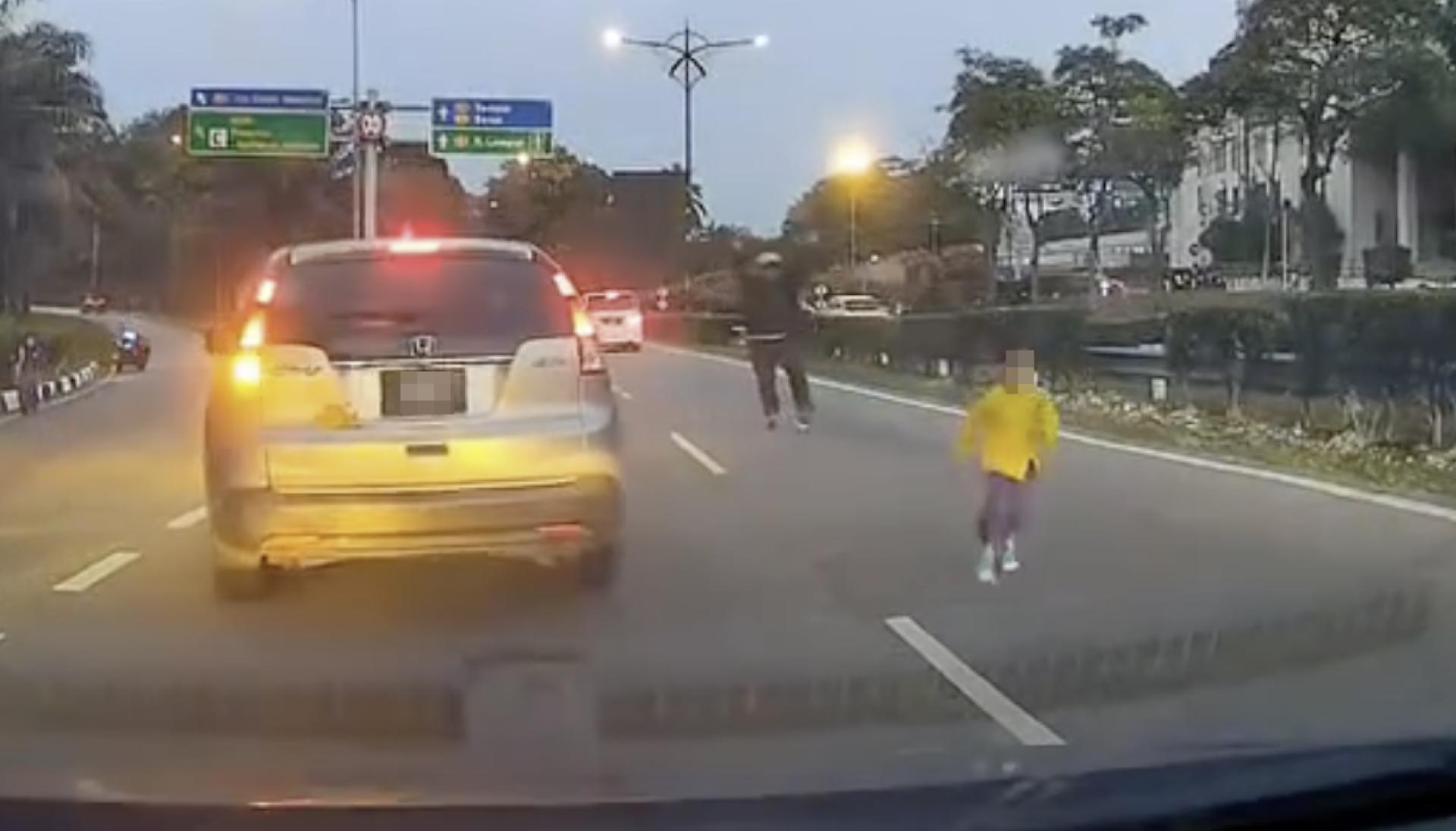 小孩突然冲向路中，还好其他车辆紧急刹车没撞上，险象环生。