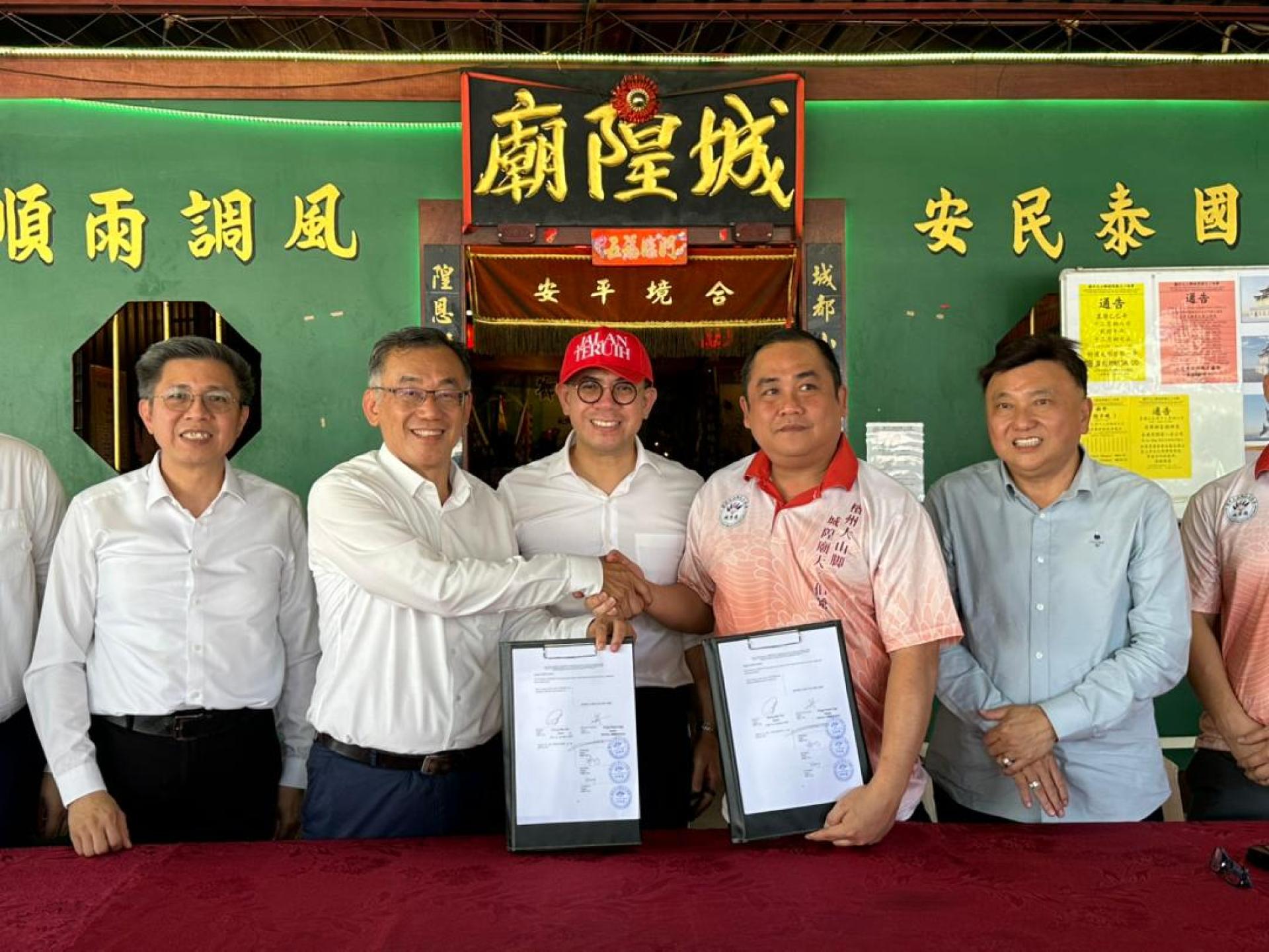 沈志强（中）见证庙方代表卢东水（右2）与双威产业代表张绍明（左2）签署土地买卖合约，右为锺佺樻。