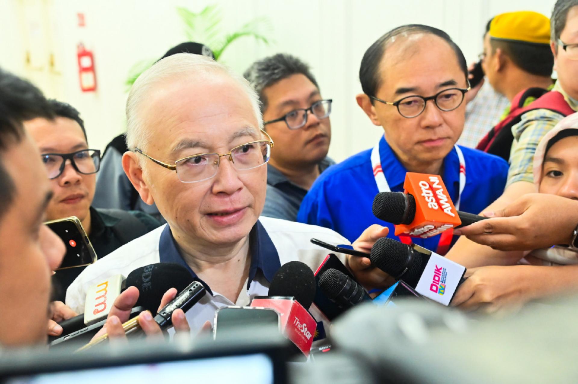 魏家祥（左）强调，马华作为国阵创立的元老政党之一，理当留在国阵内，也期许巫统强化自身以至联盟的团结精神。