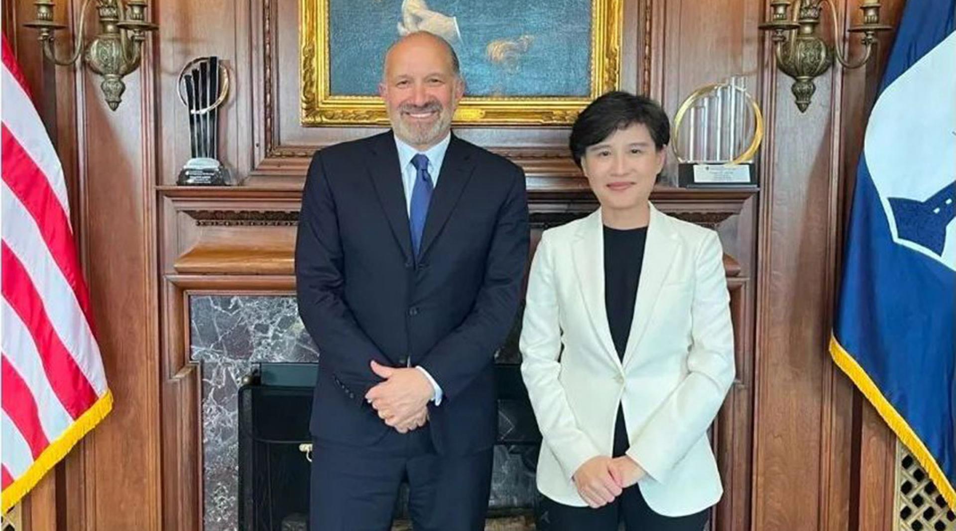 台湾行政院副院长郑丽君（右）与美国商务部长卢特尼克（左）合照。