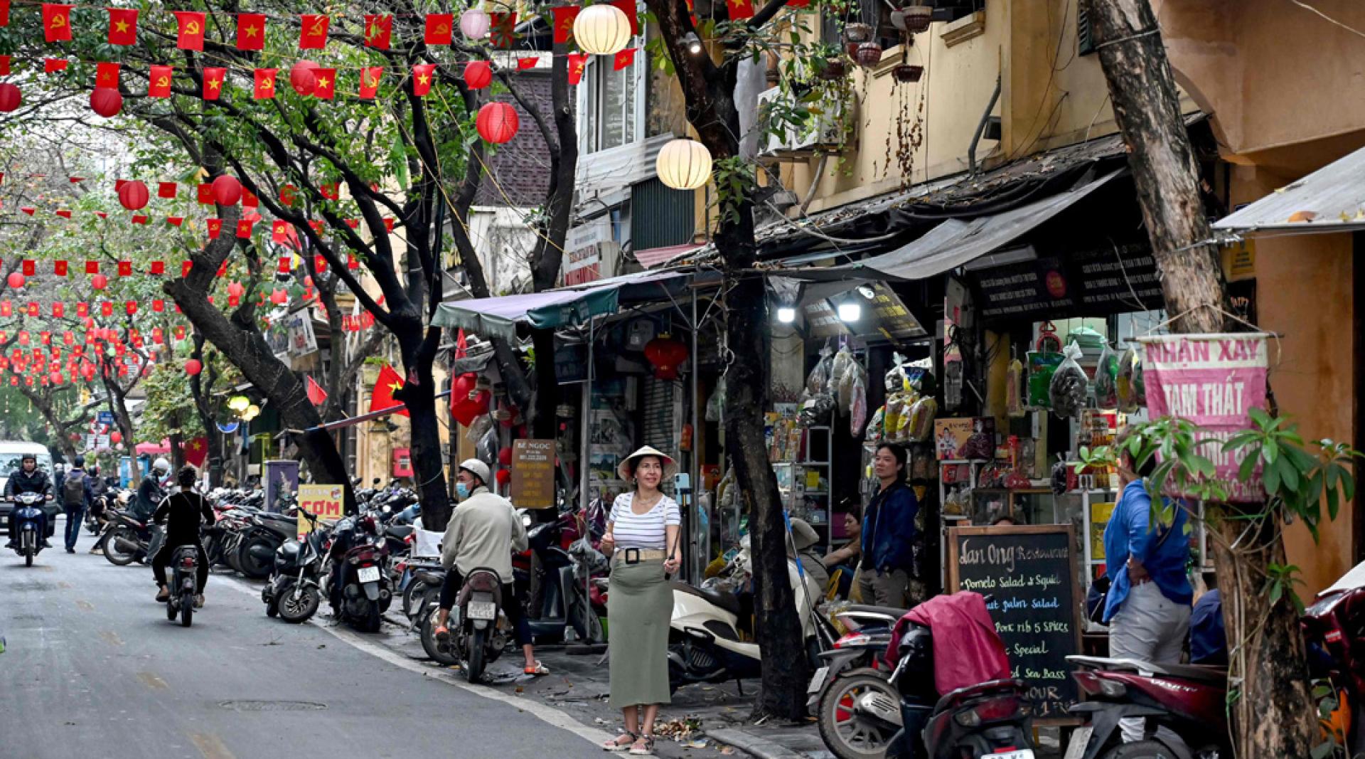 老翁供称经友人辛姓男子介绍，可前往越南与女子交往甚至结婚。图为河内市街景。