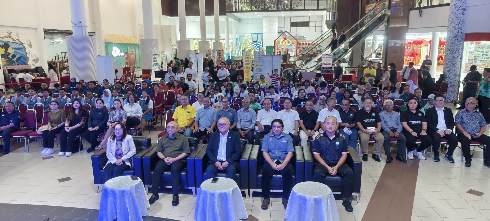 美里市永续发展目标（SDG）嘉年华2026年首届活动开幕仪式嘉宾和全体出席参与者合影。中为市长俞小珊。