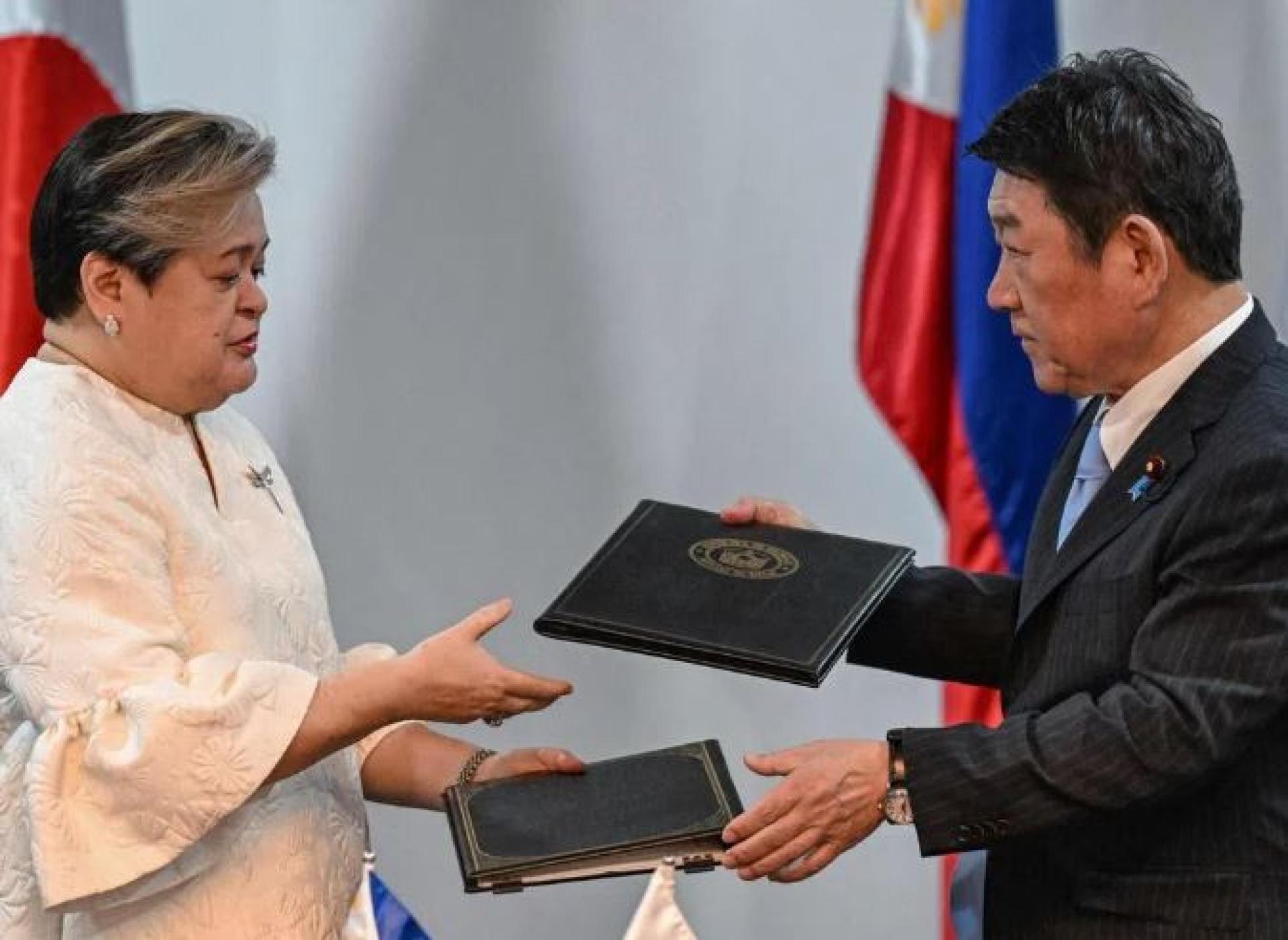 菲律宾外交部长拉扎罗（左）于1月15日在马尼拉，与日本外长茂木敏充举行联合记者会，并互换两国签署的协议文件，象征双边战略与安全合作深化。