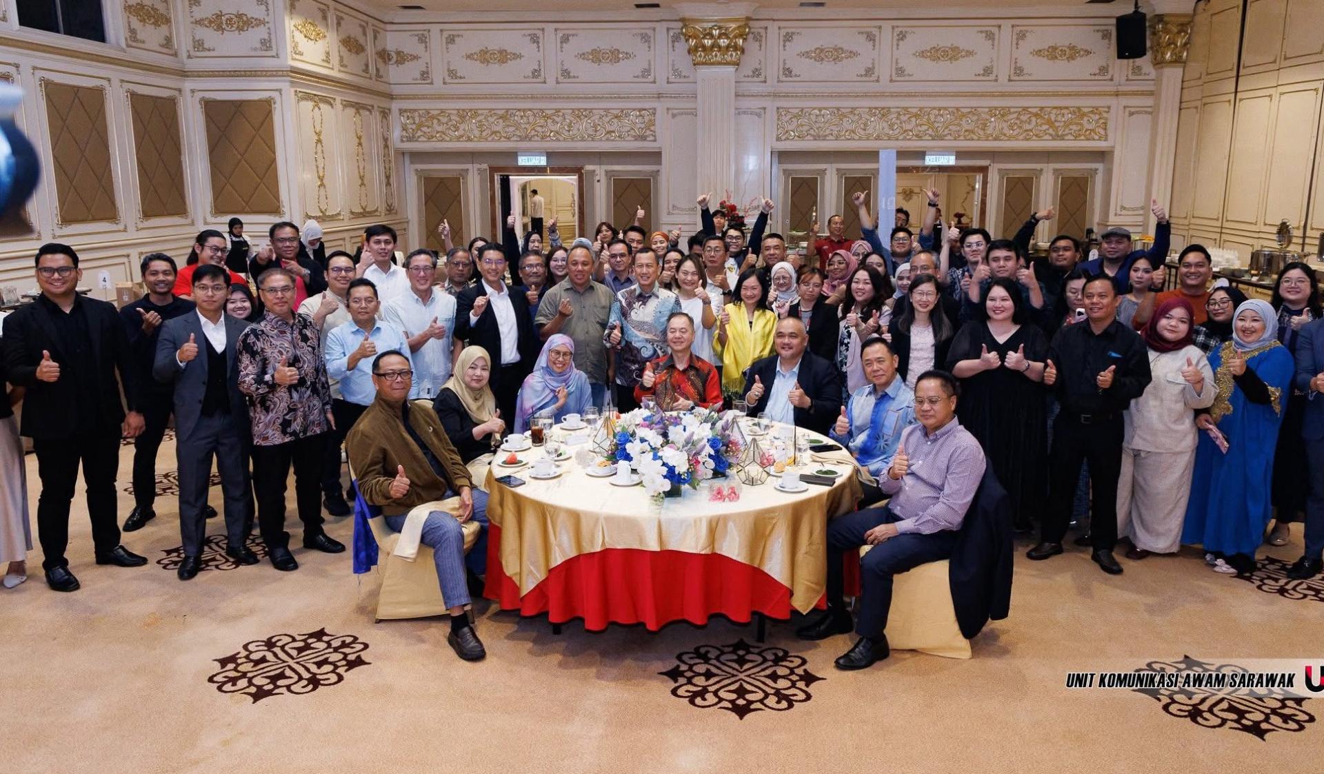 砂拉越电力公司首席执行官刘金瑞（主桌中者）与出席的媒体朋友及公司代表合影。