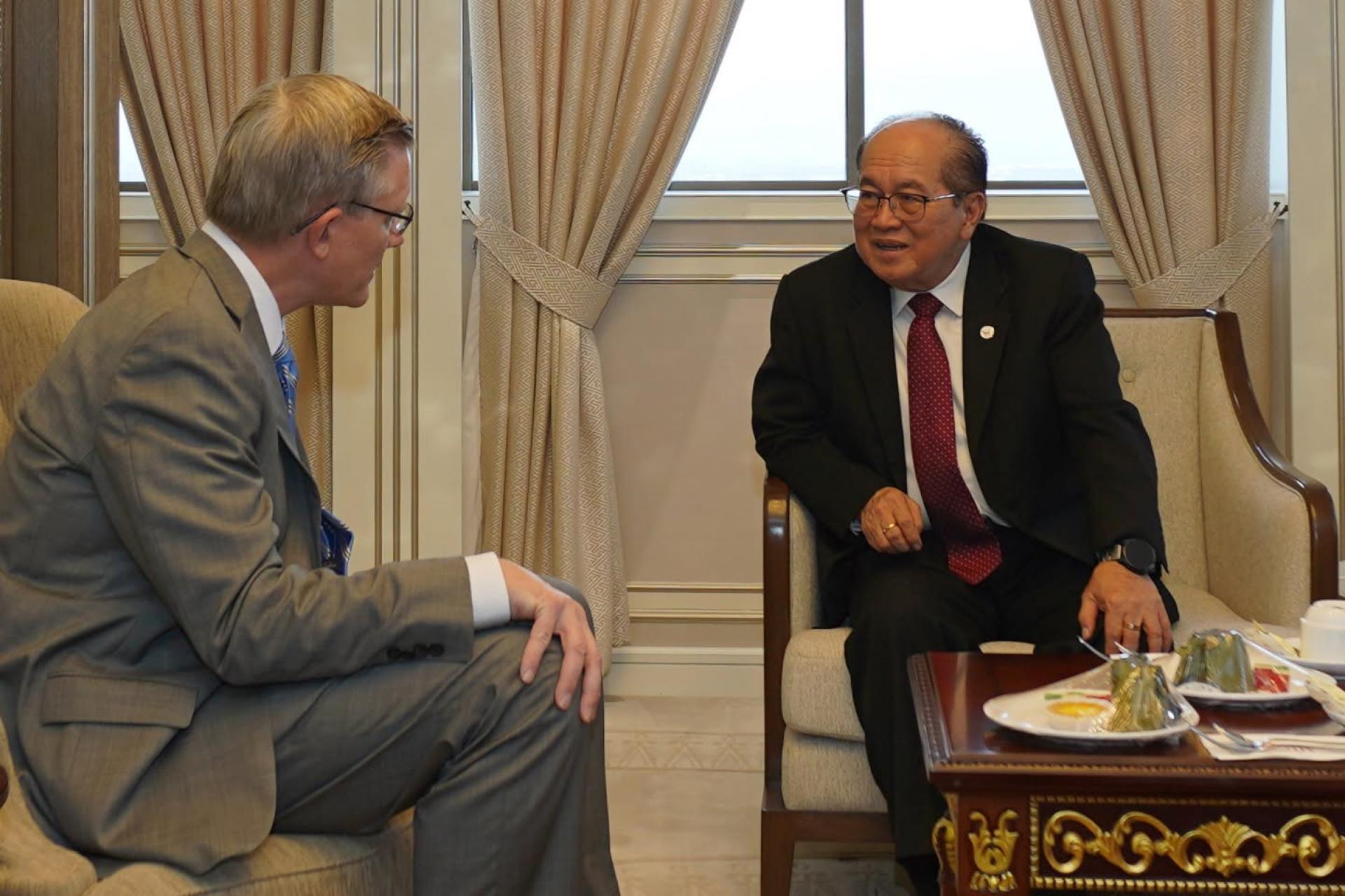 道格拉斯（右）与到访的美国海岸警卫队退役少将彼得高蒂尔交流。