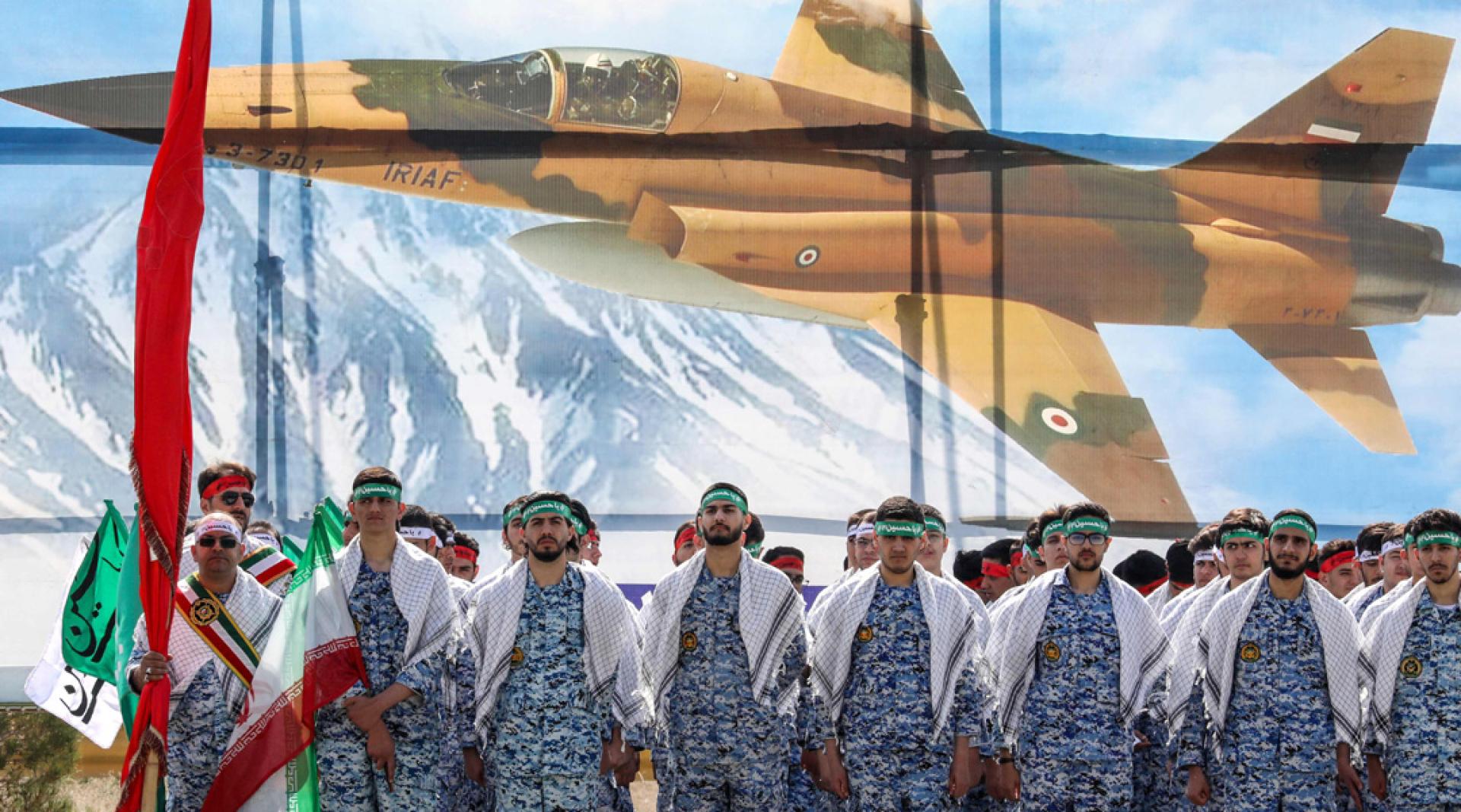 欧盟航空安全总署说，伊朗防空部队处于高度戒备状态。图为伊朗士兵去年4月参加庆祝年度建军节的阅兵式。