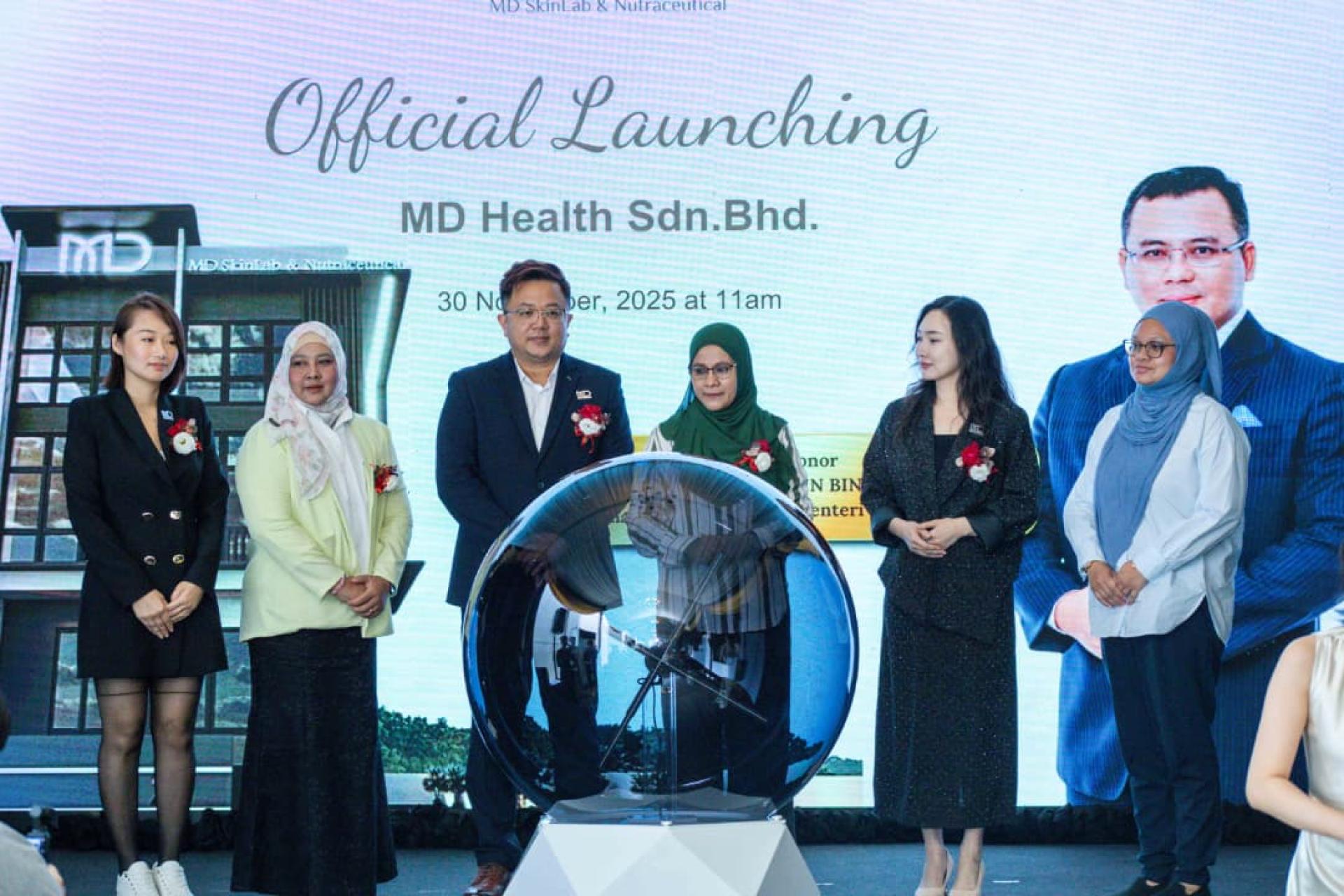 雪邦市议会主席艾妮阿末（右3）为MD SkinLab & Nutraceutical 雪邦新厂主持启用礼。右起为拉娜、刘雪芬、艾妮阿末、曾俊来、菲露丝及陈佩雯。