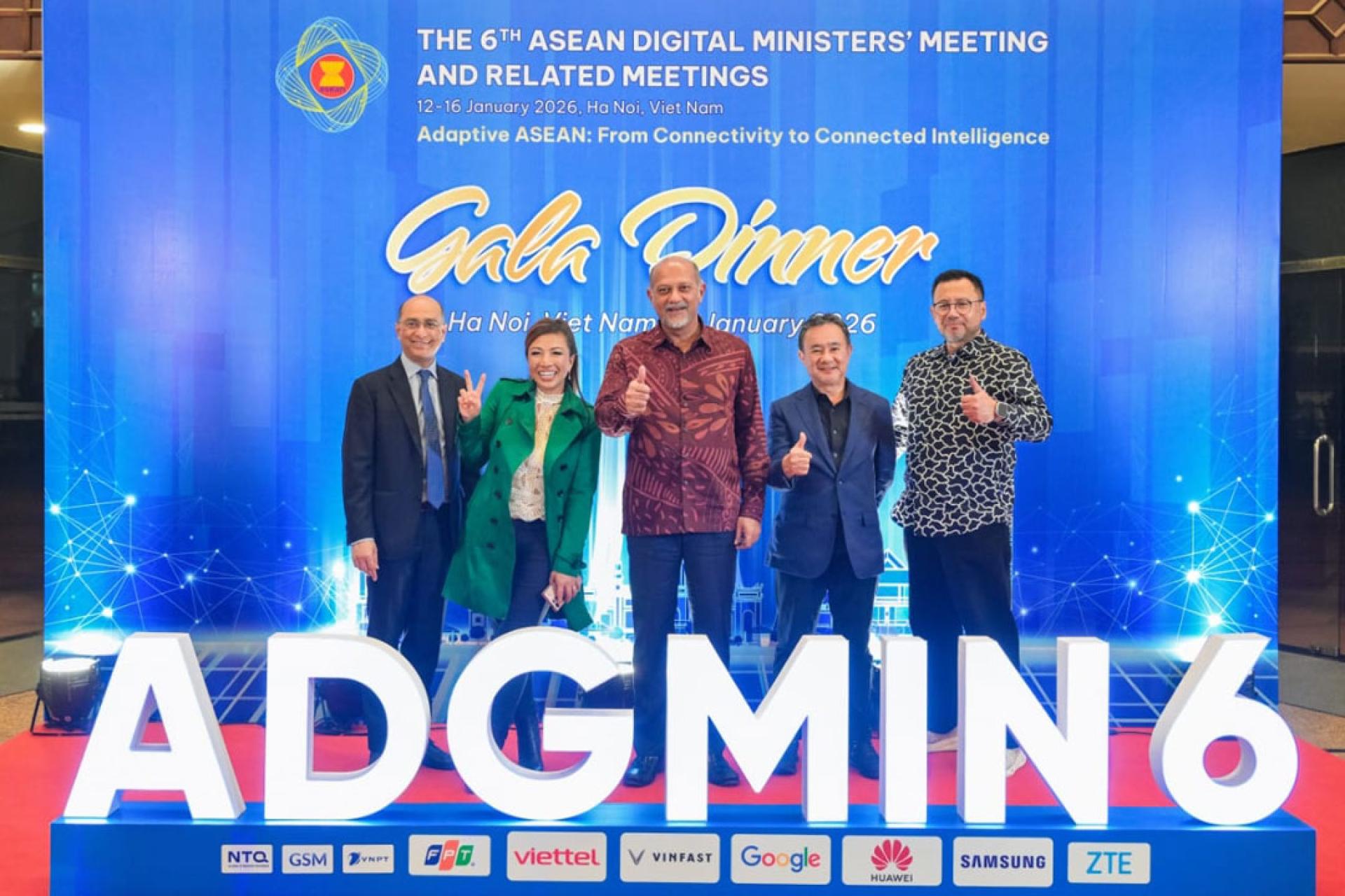 哥宾星（中）与其中荣获金奖的我国Enfiniti Interactive Xperiences公司代表蒂拉杰奎琳娜（左2）及阿芬迪（右1）合影，左1是MyDigital机构首席执行员阿德里安，右2是大马数码经济机构（ MDEC）高级副主席（企业事务）拿督法兹里。