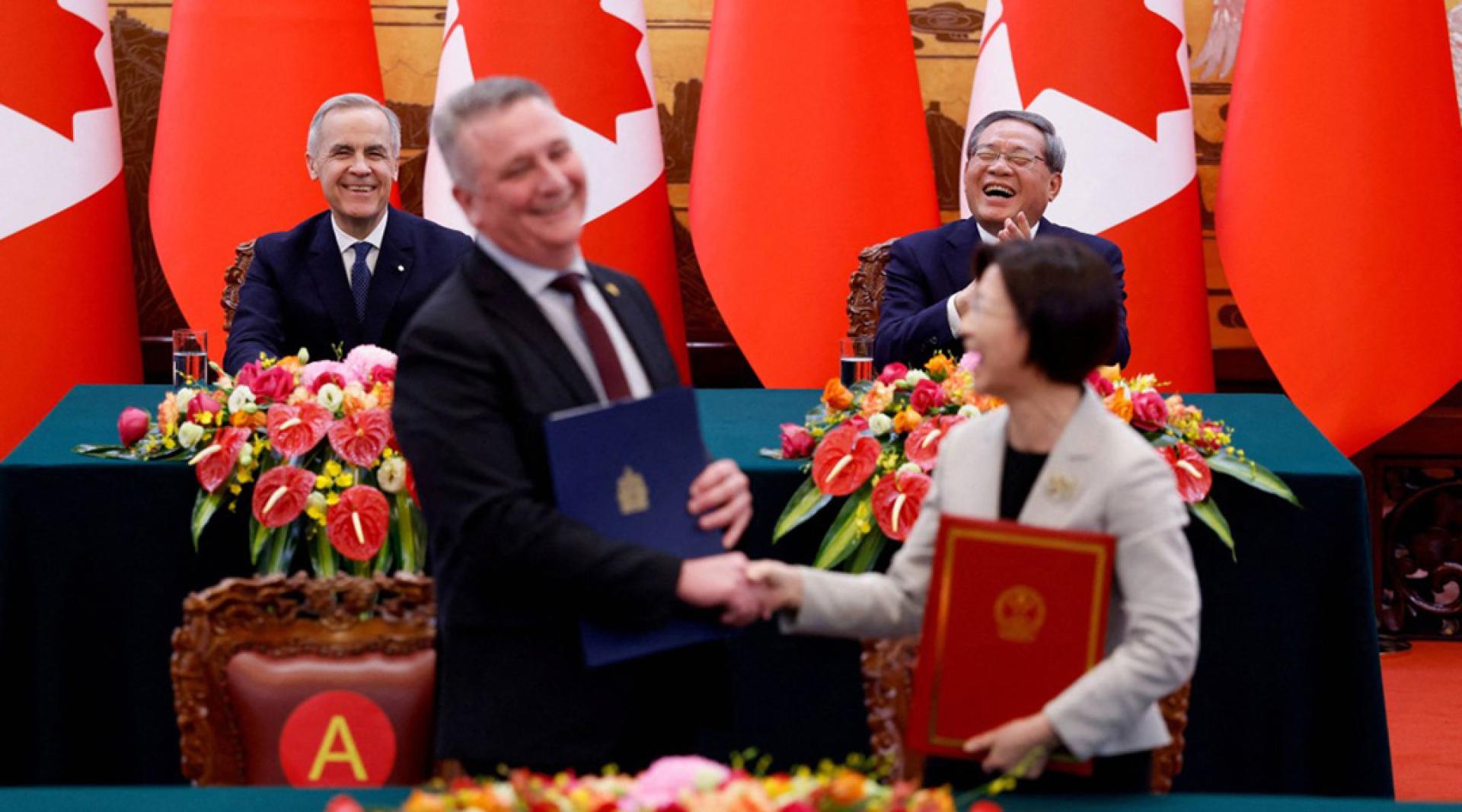 中加部长签约时，因“出洋相”而惹来笑声。