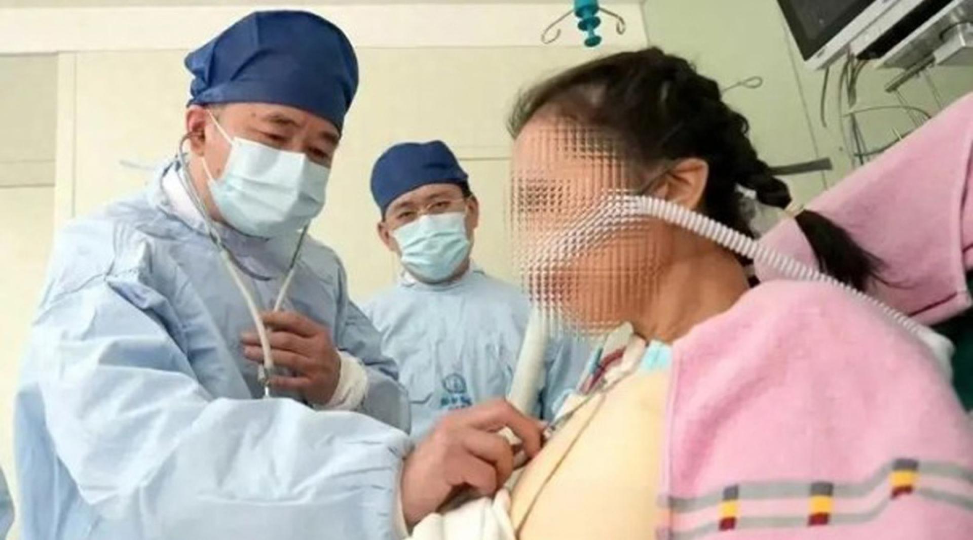 董念国（左）为术后的吴女士（右）查房。