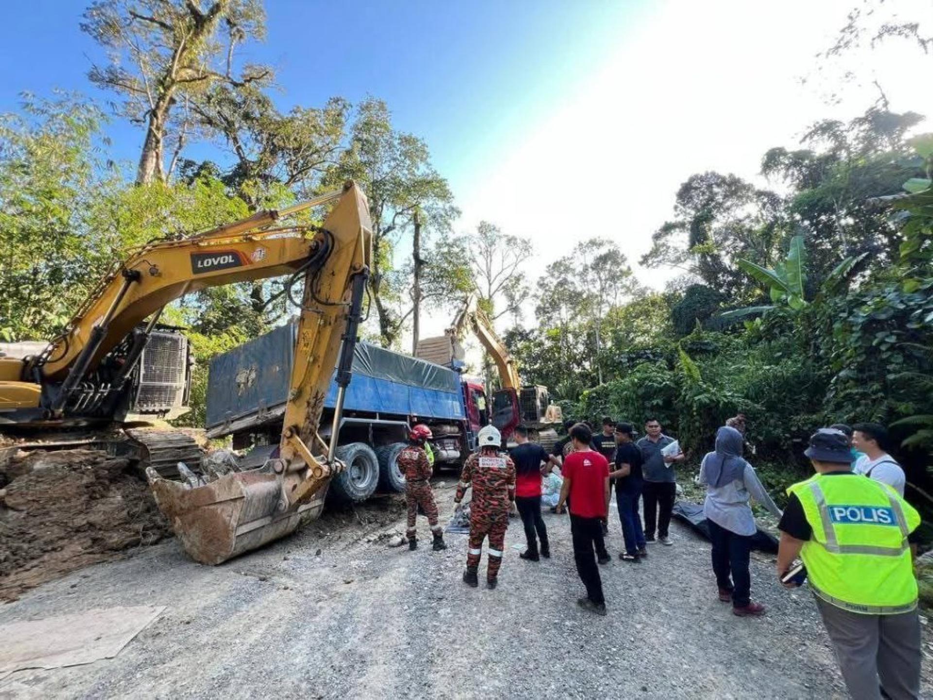 2名男子被车身重压受困在车底，造成2人双双丧命！