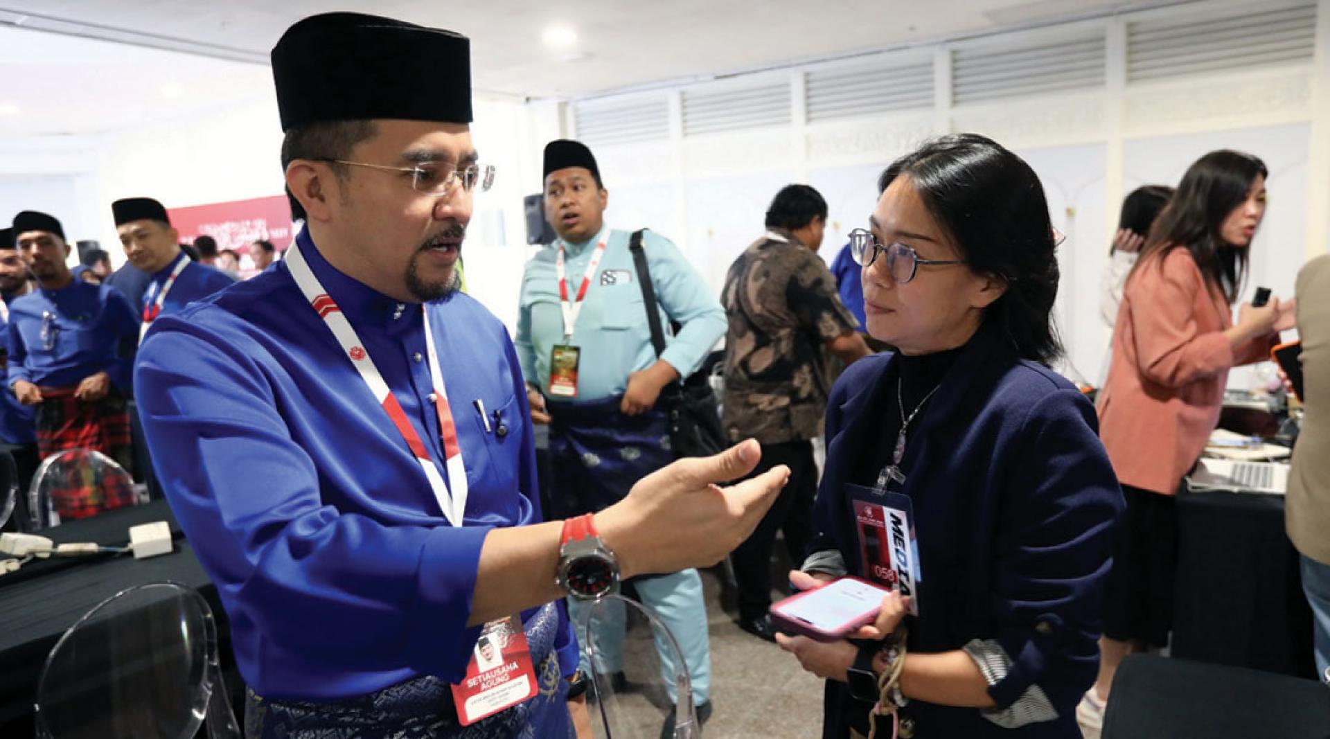 阿斯拉夫（左）向《光华日报》表示，民族团结之家委员会就是向离巢者释放欢迎回家的讯息。