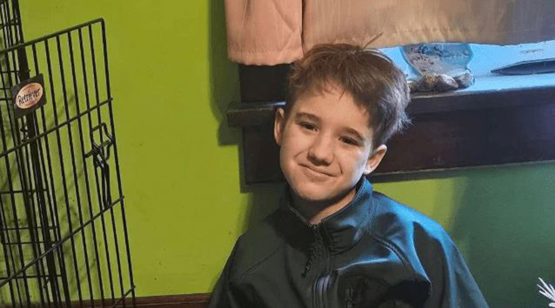 涉案男童枪杀了他的养父。