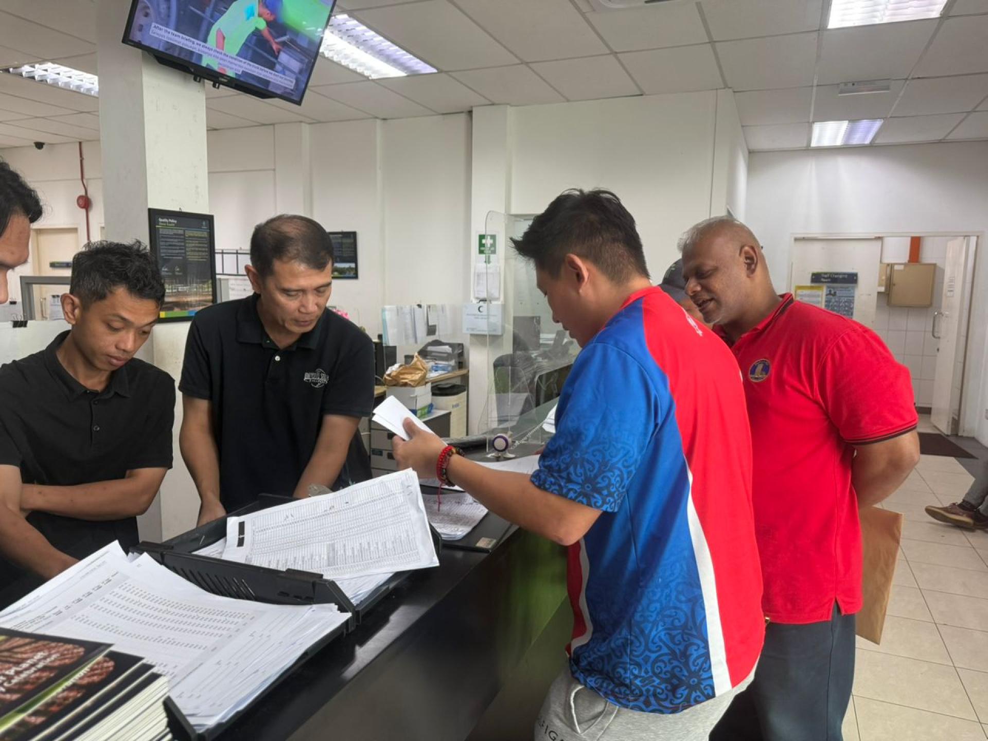 沈杰龙前往Trienekens公司反映居民面对的困扰，并协调尽快安排清理工作。